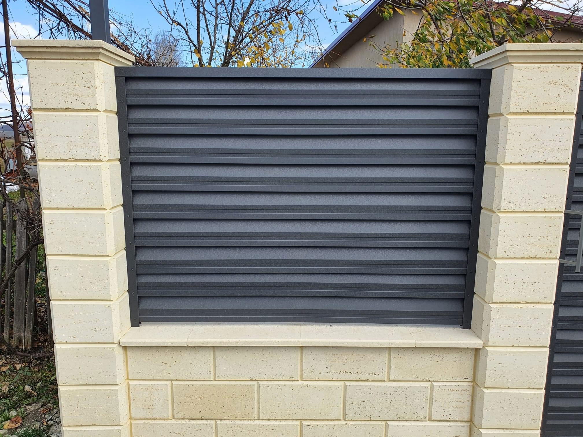 Venetian blind fences