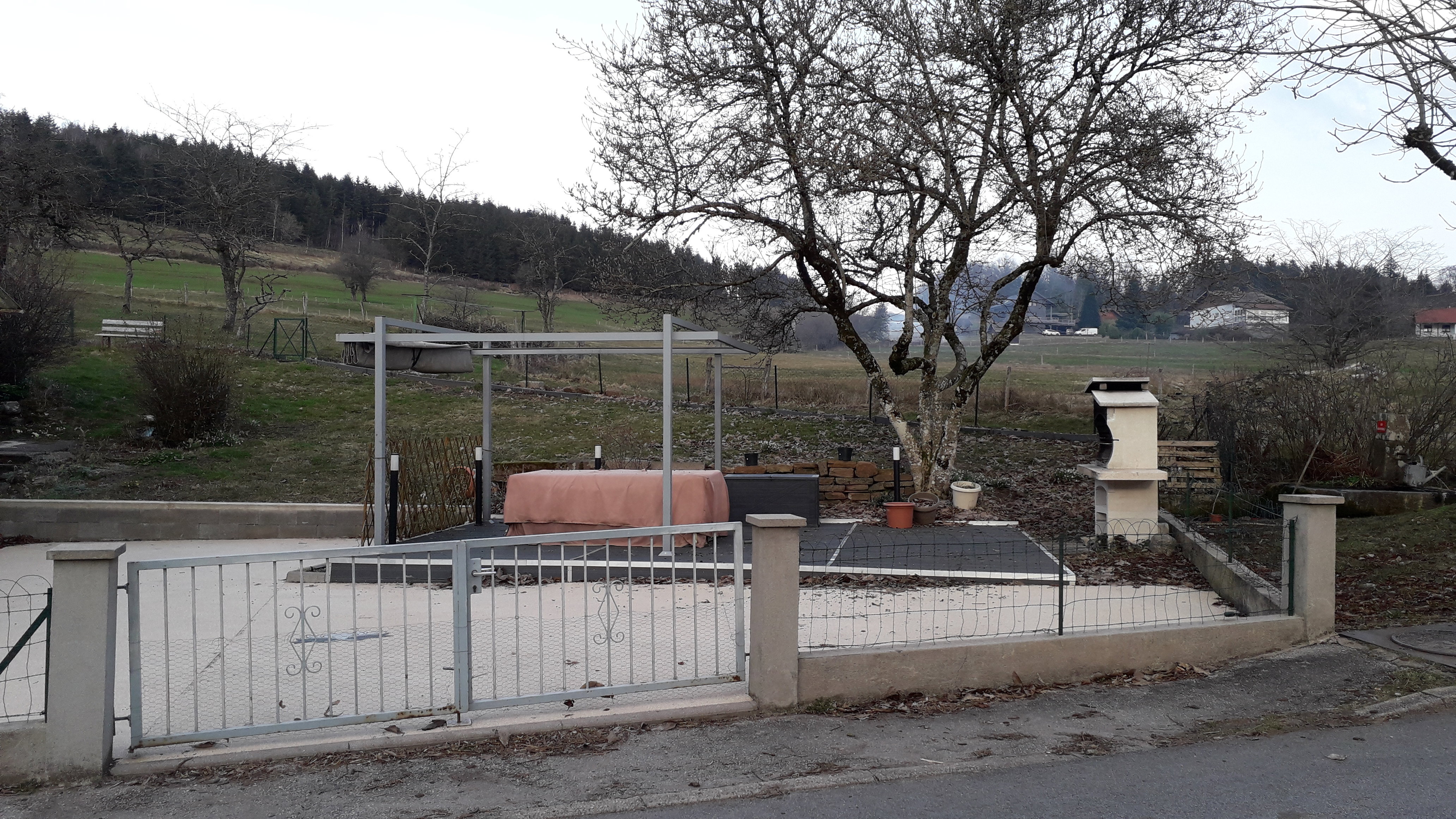 Photos of the exterior and direct surroundings