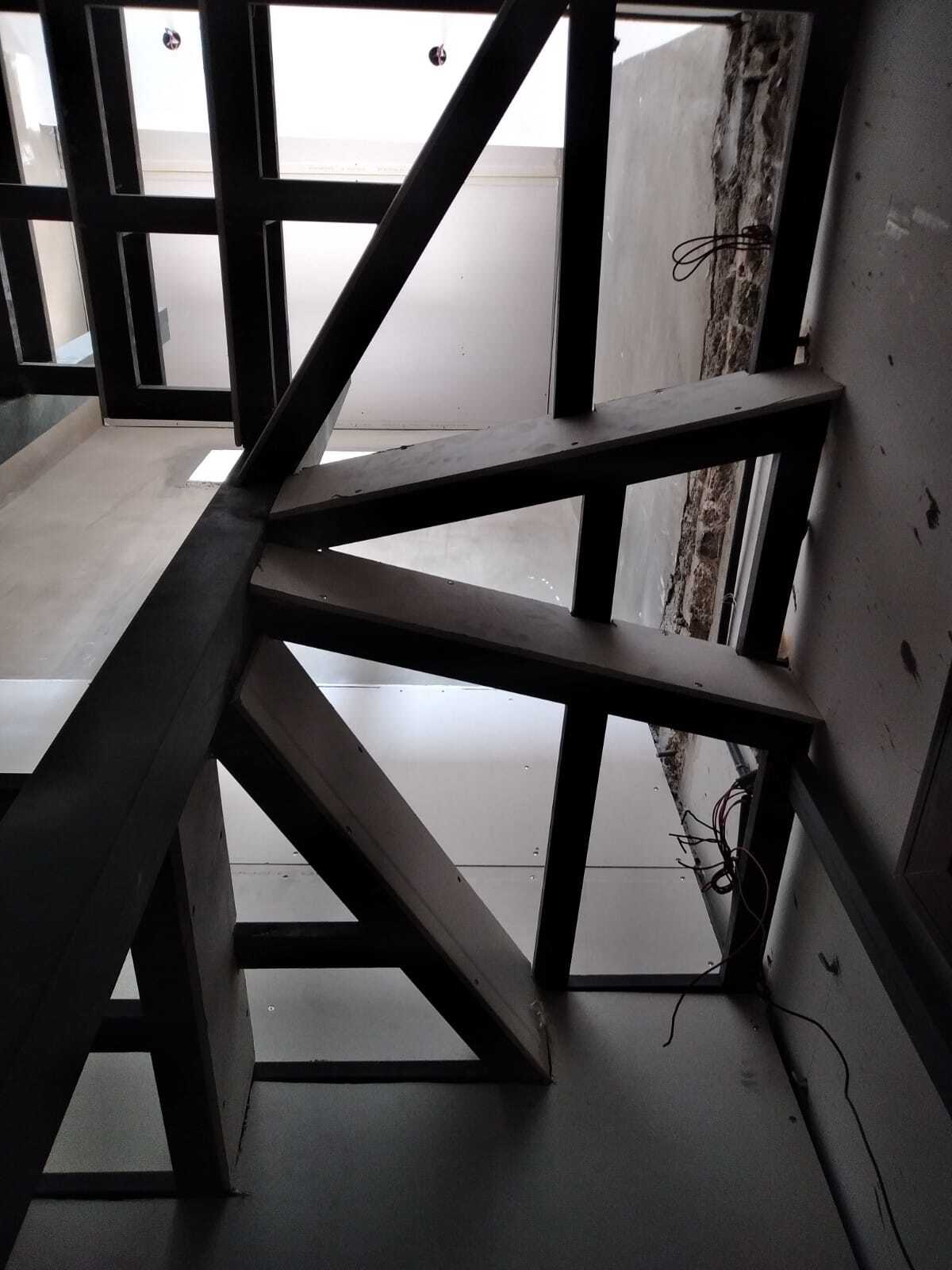 Interior staircase for a duplex apartment