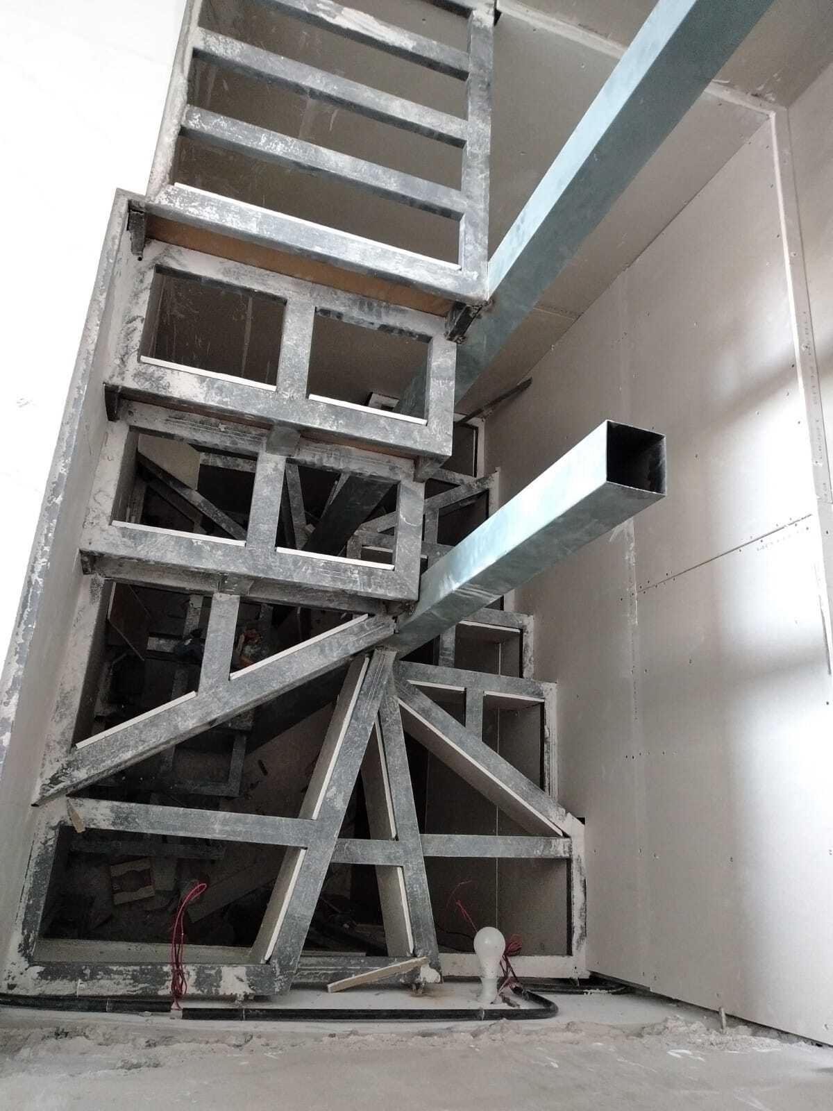 Interior staircase for a duplex apartment