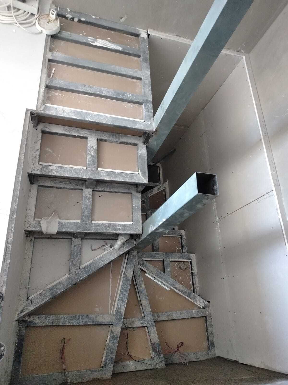 Interior staircase for a duplex apartment
