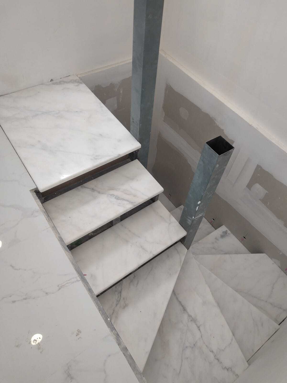 Interior staircase for a duplex apartment