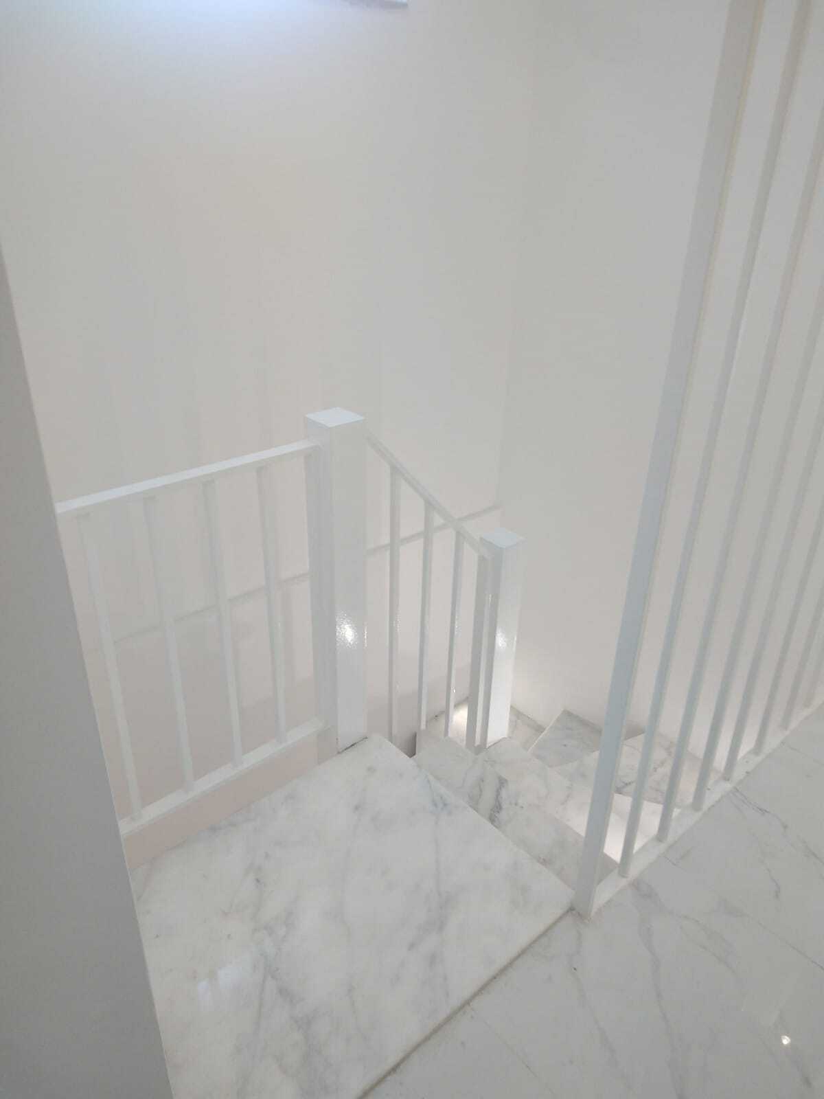 Interior staircase for a duplex apartment