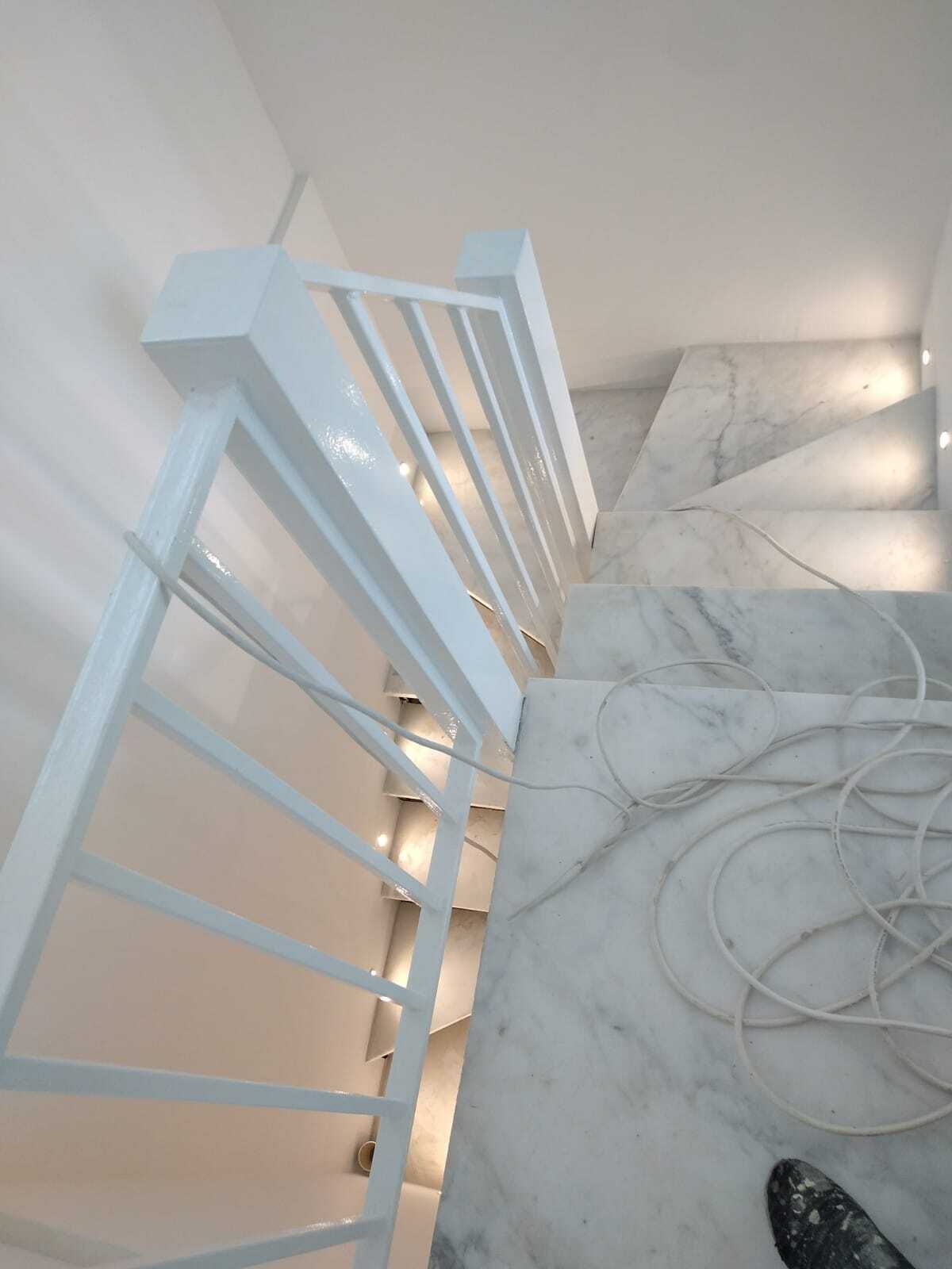 Interior staircase for a duplex apartment