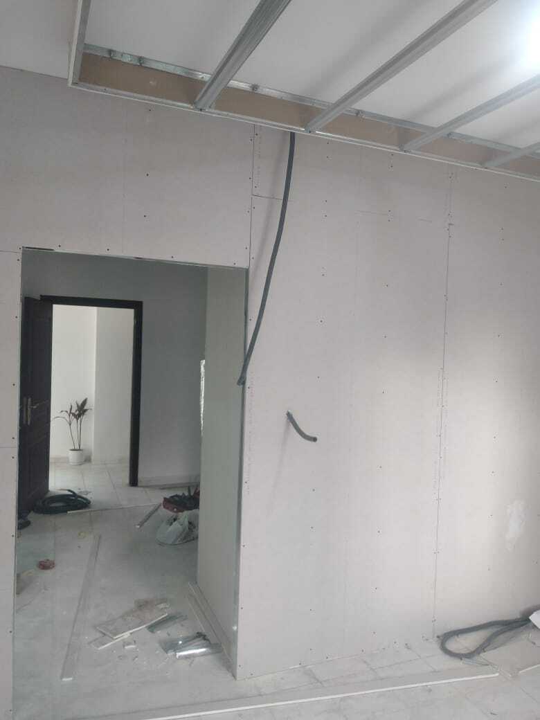 Implementation of decoration works inside a medical clinic in the Al-Rasheed suburb.