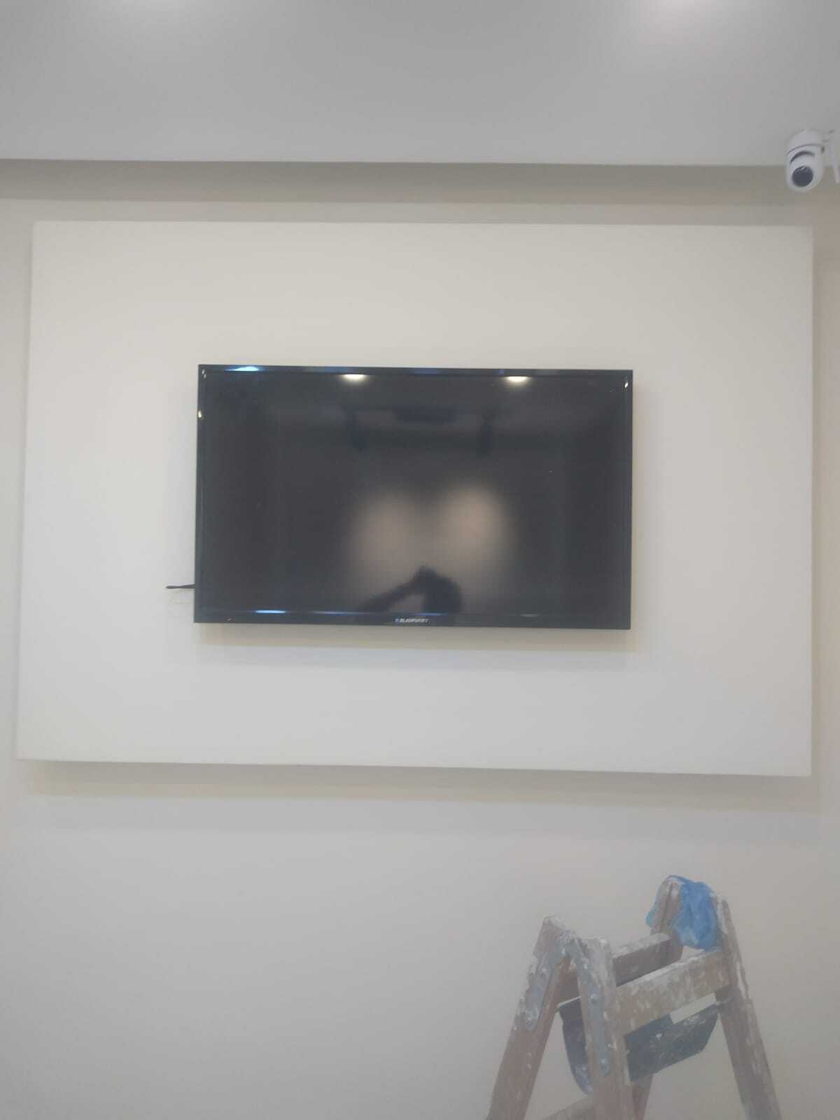 Implementation of decoration works inside a medical clinic in the Al-Rasheed suburb.