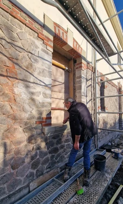 TUFFEAU, BRIQUE ET GRANITE