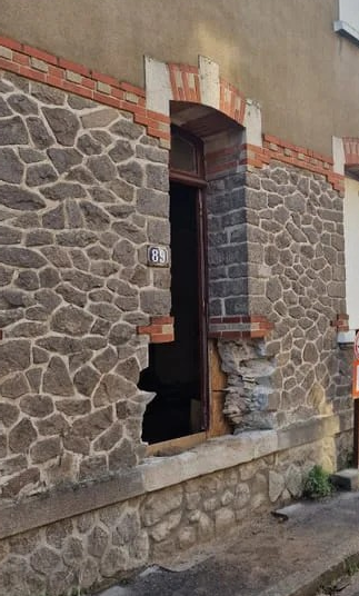 TUFFEAU, BRIQUE ET GRANITE