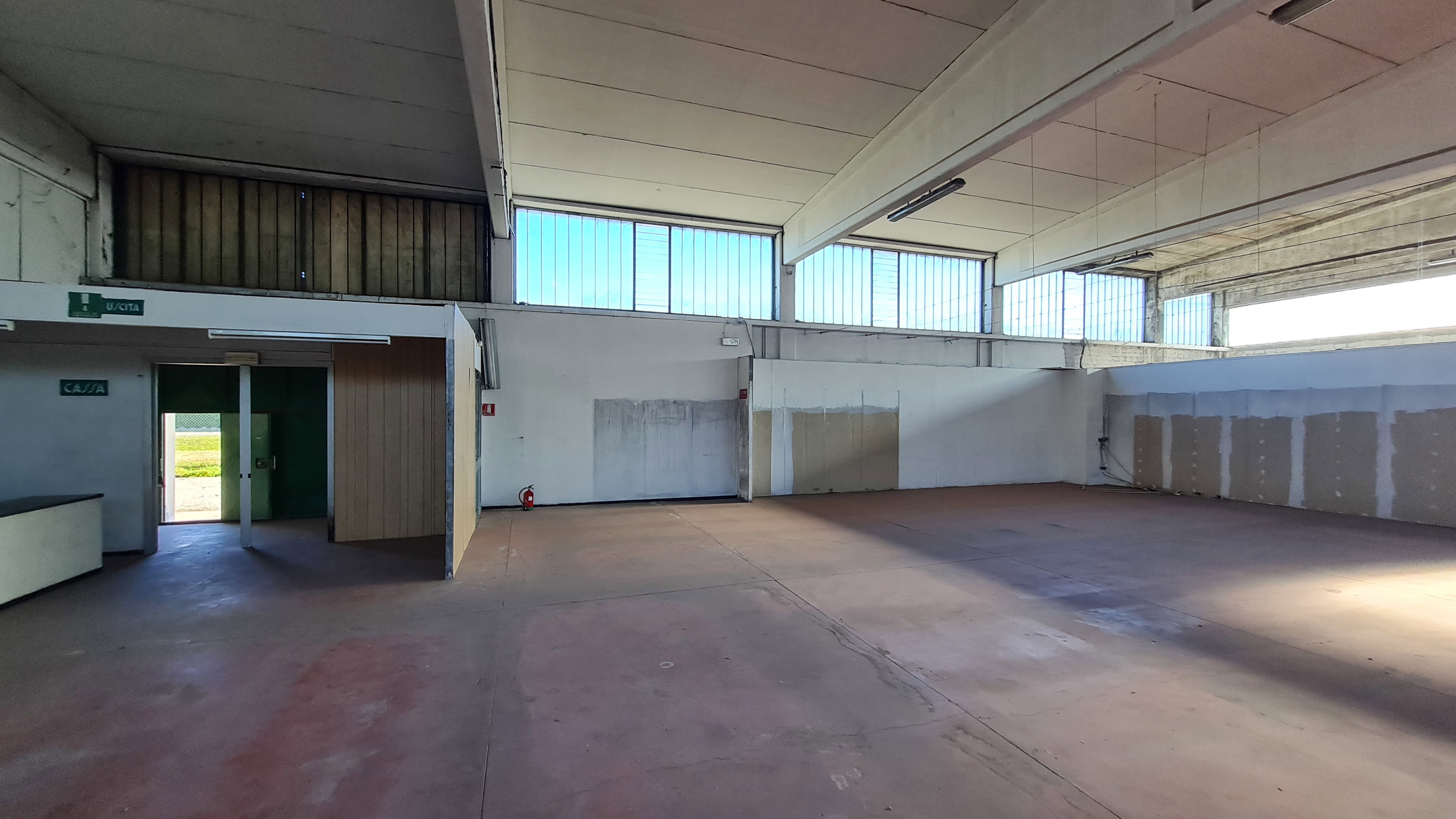 Excellent visibility from the main road