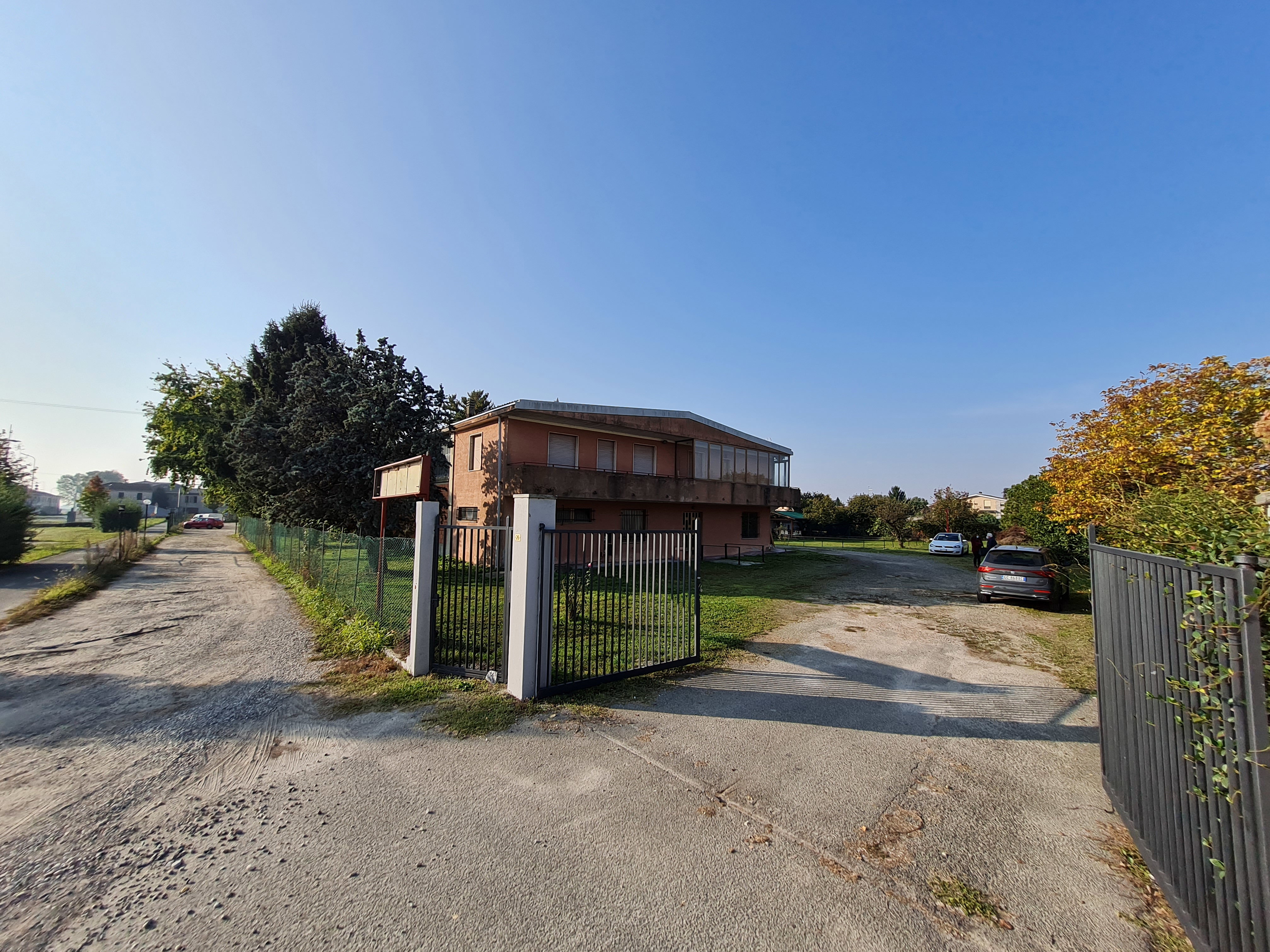 Shed 856 m2, House 110 m2, Land 400 m2