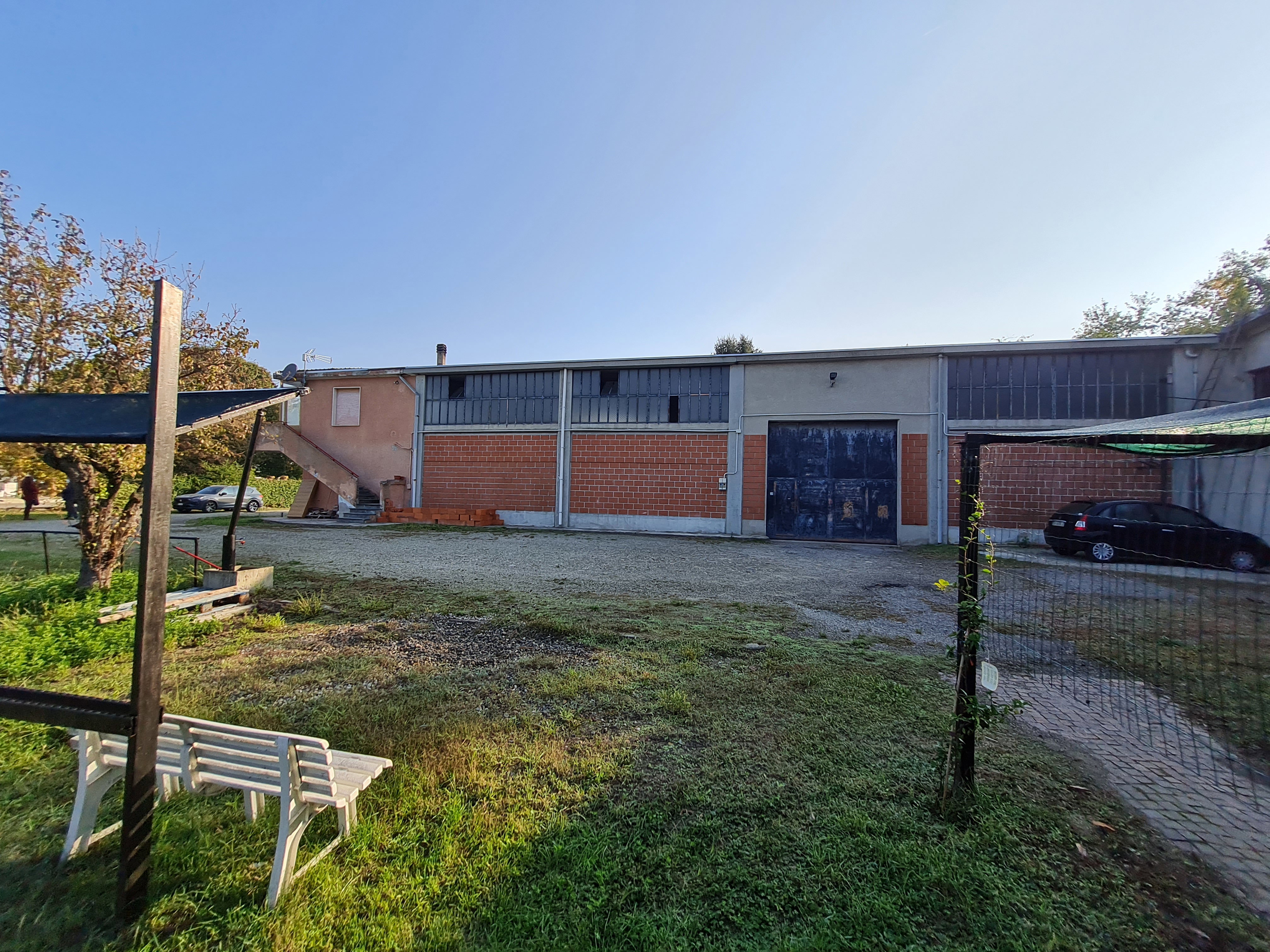 Shed 856 m2, House 110 m2, Land 400 m2