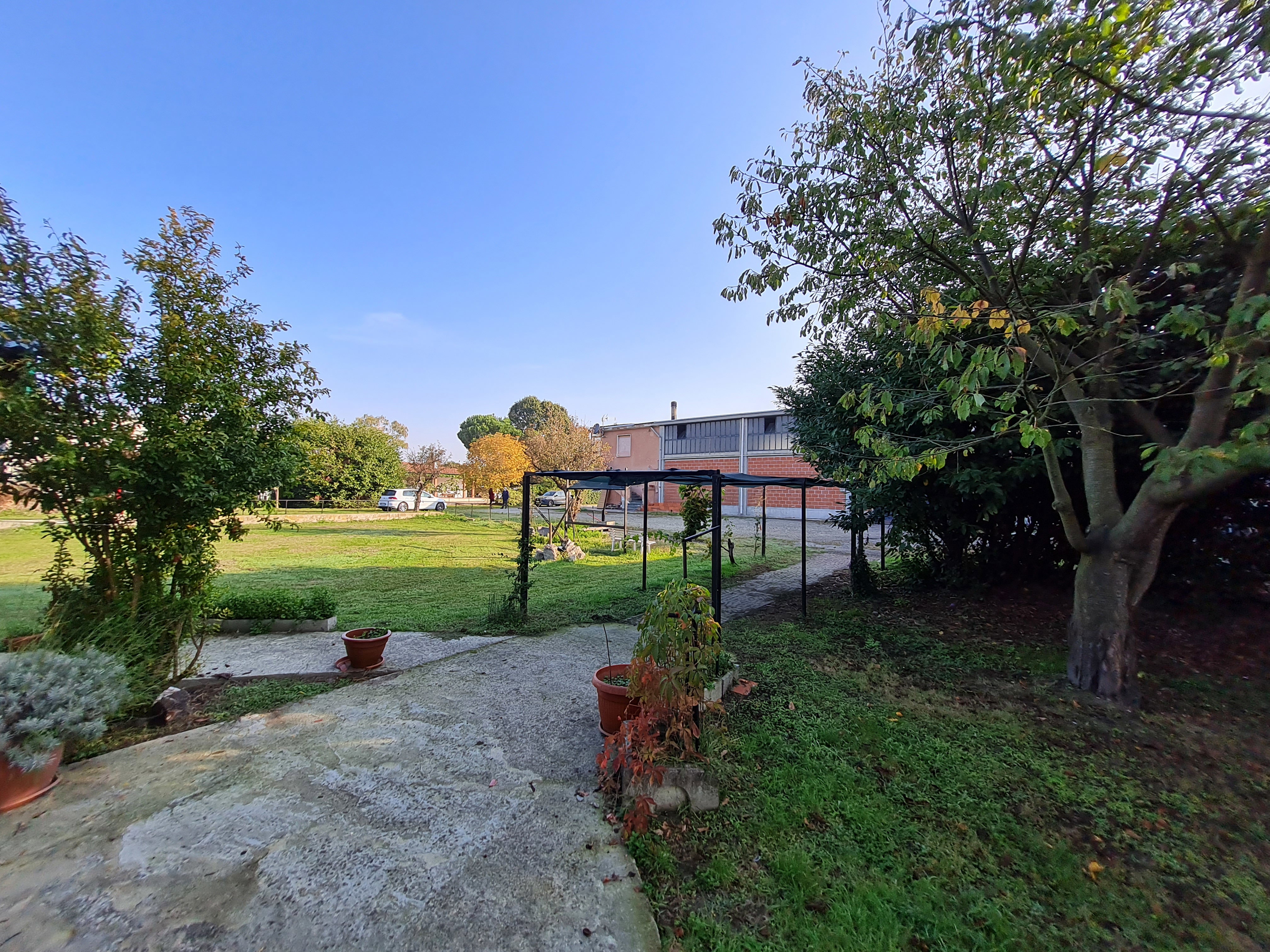 Shed 856 m2, House 110 m2, Land 400 m2