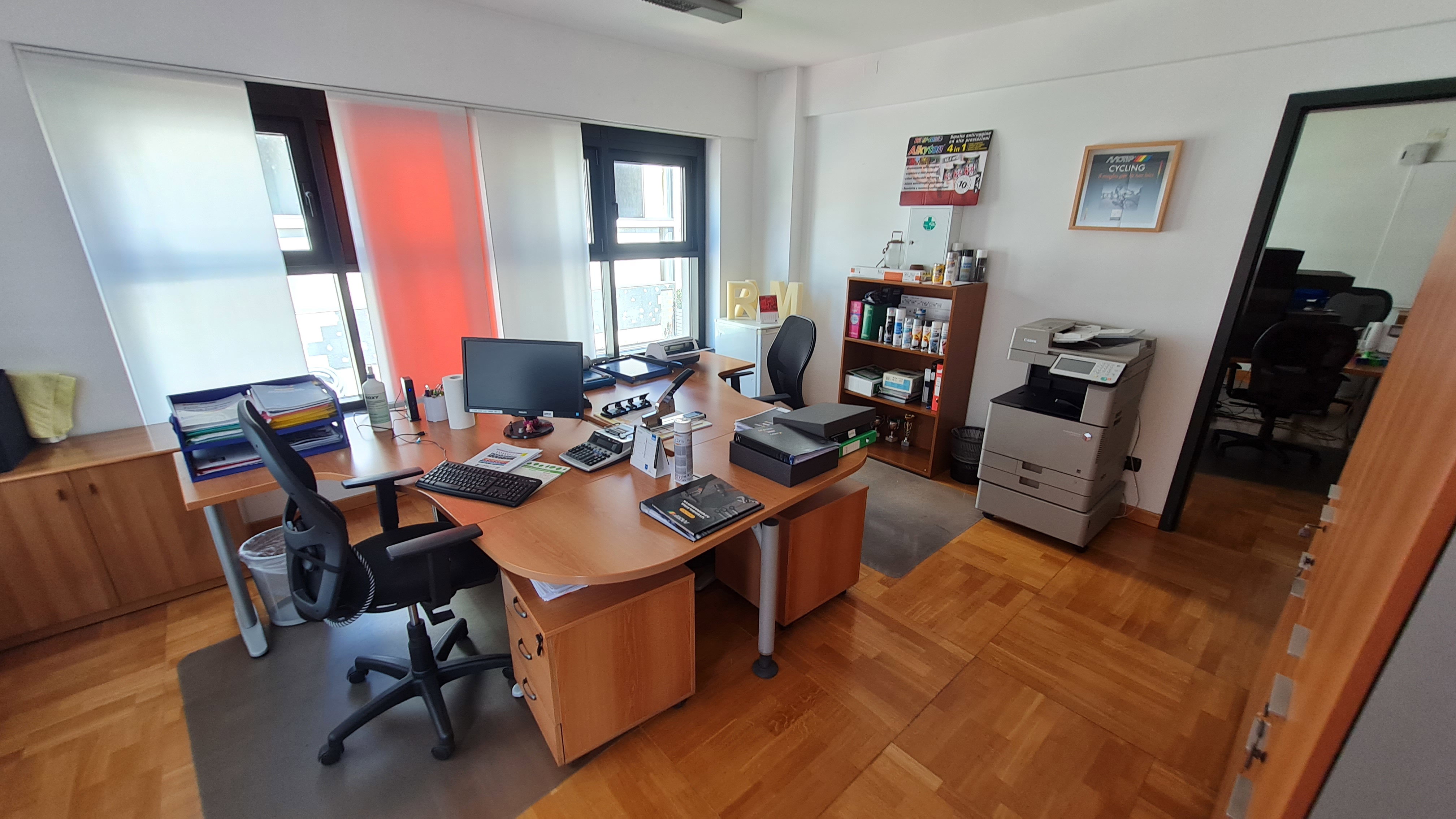 OFFICE OF 103 SQM WITH 2 PARKING SPACES