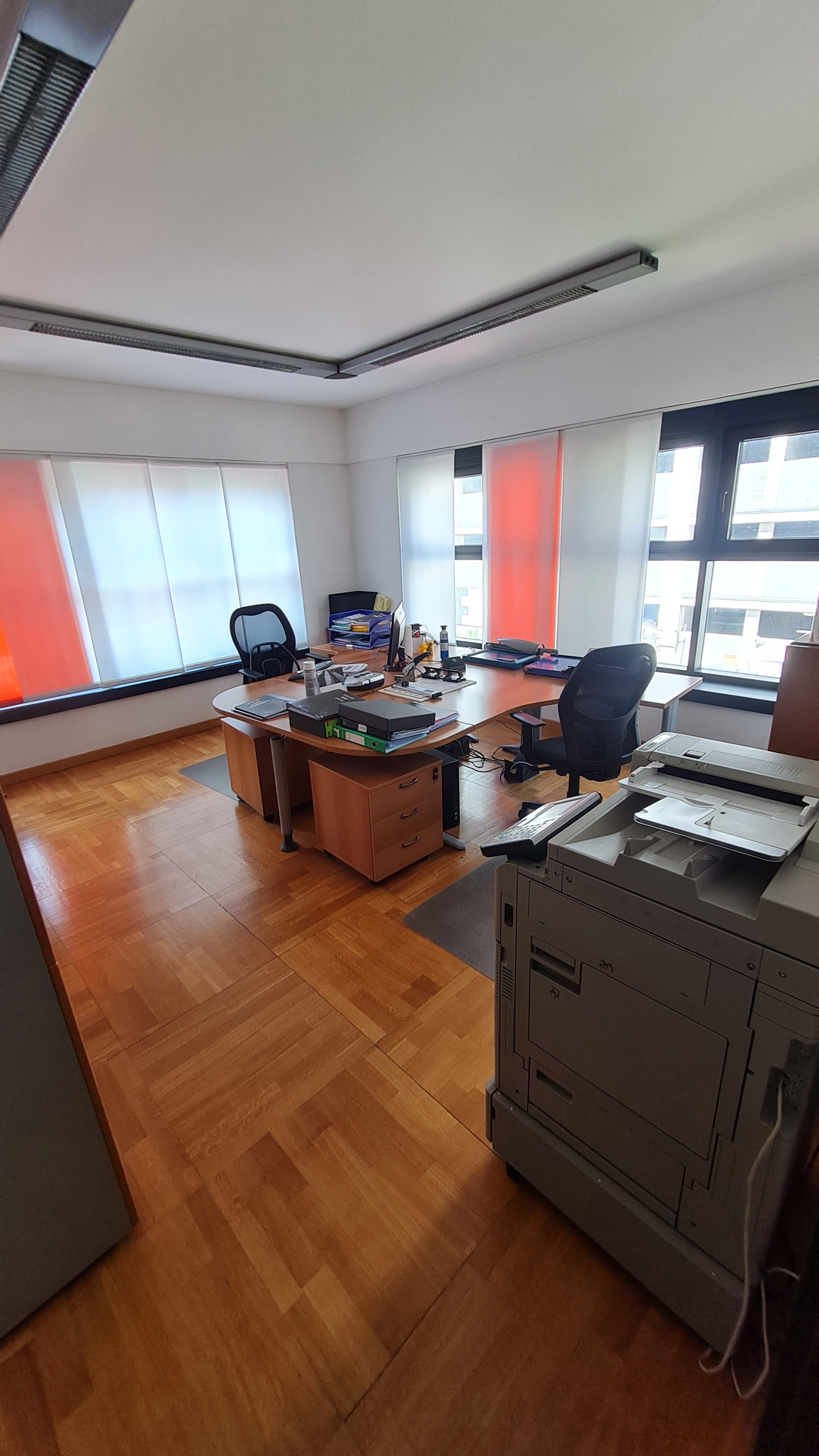 OFFICE OF 103 SQM WITH 2 PARKING SPACES