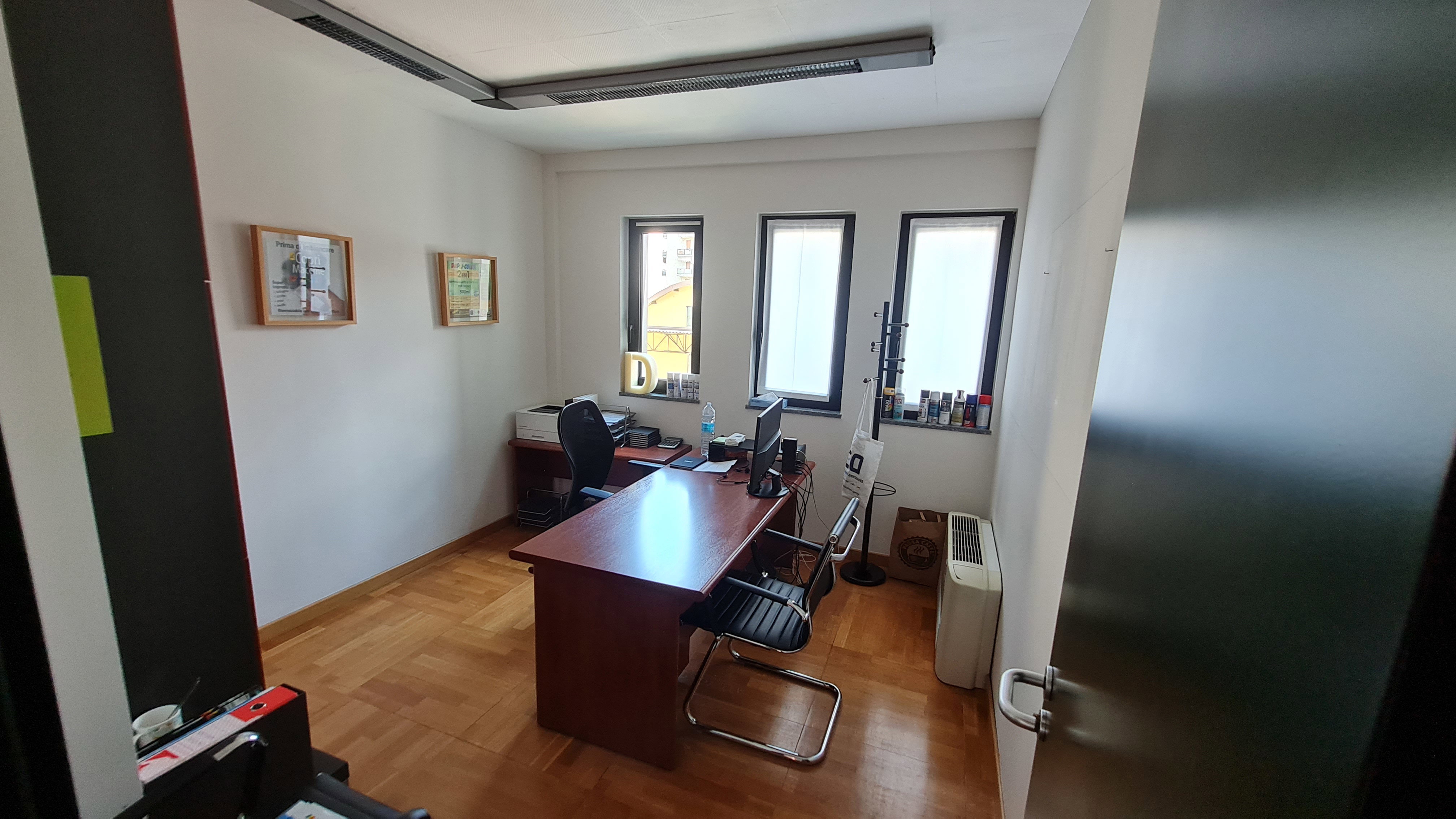 OFFICE OF 103 SQM WITH 2 PARKING SPACES