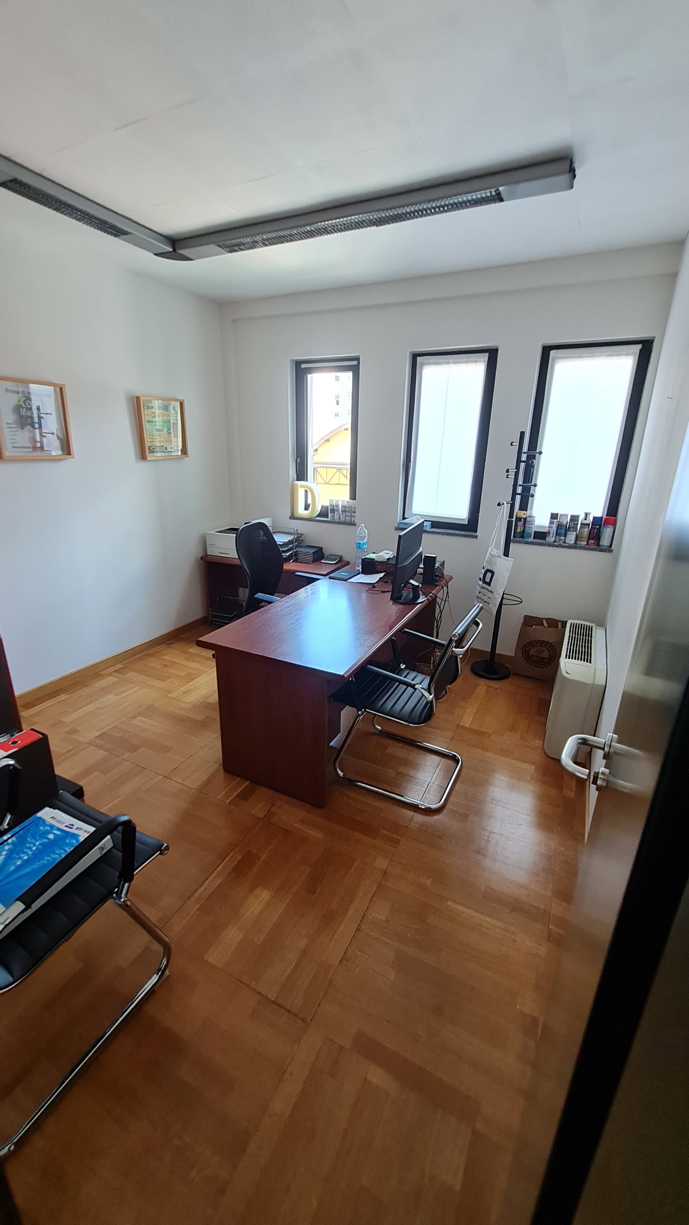 OFFICE OF 103 SQM WITH 2 PARKING SPACES