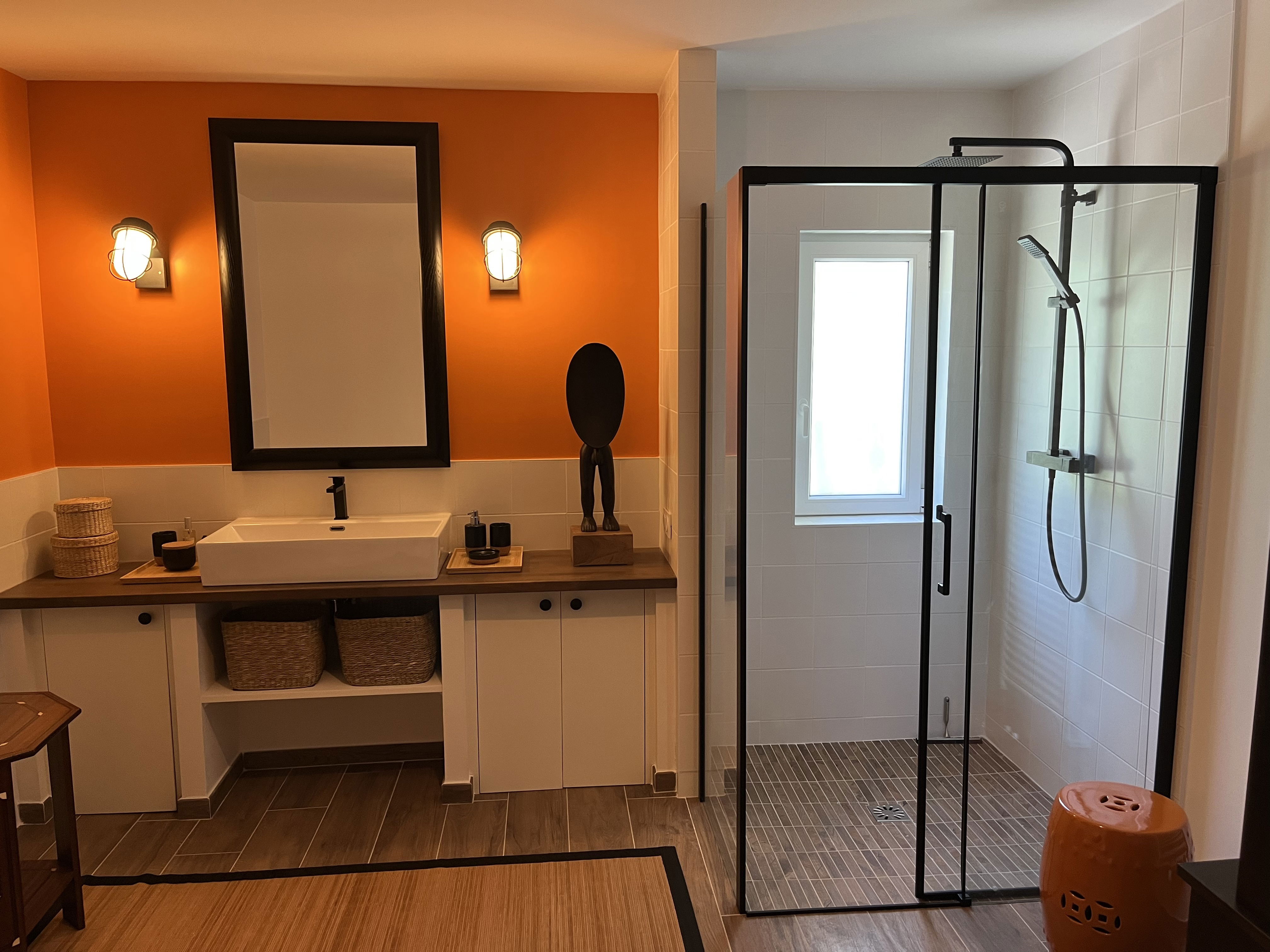 A window opening onto the terrace on the garden and pool side… A contemporary design punctuated with Asian accents.