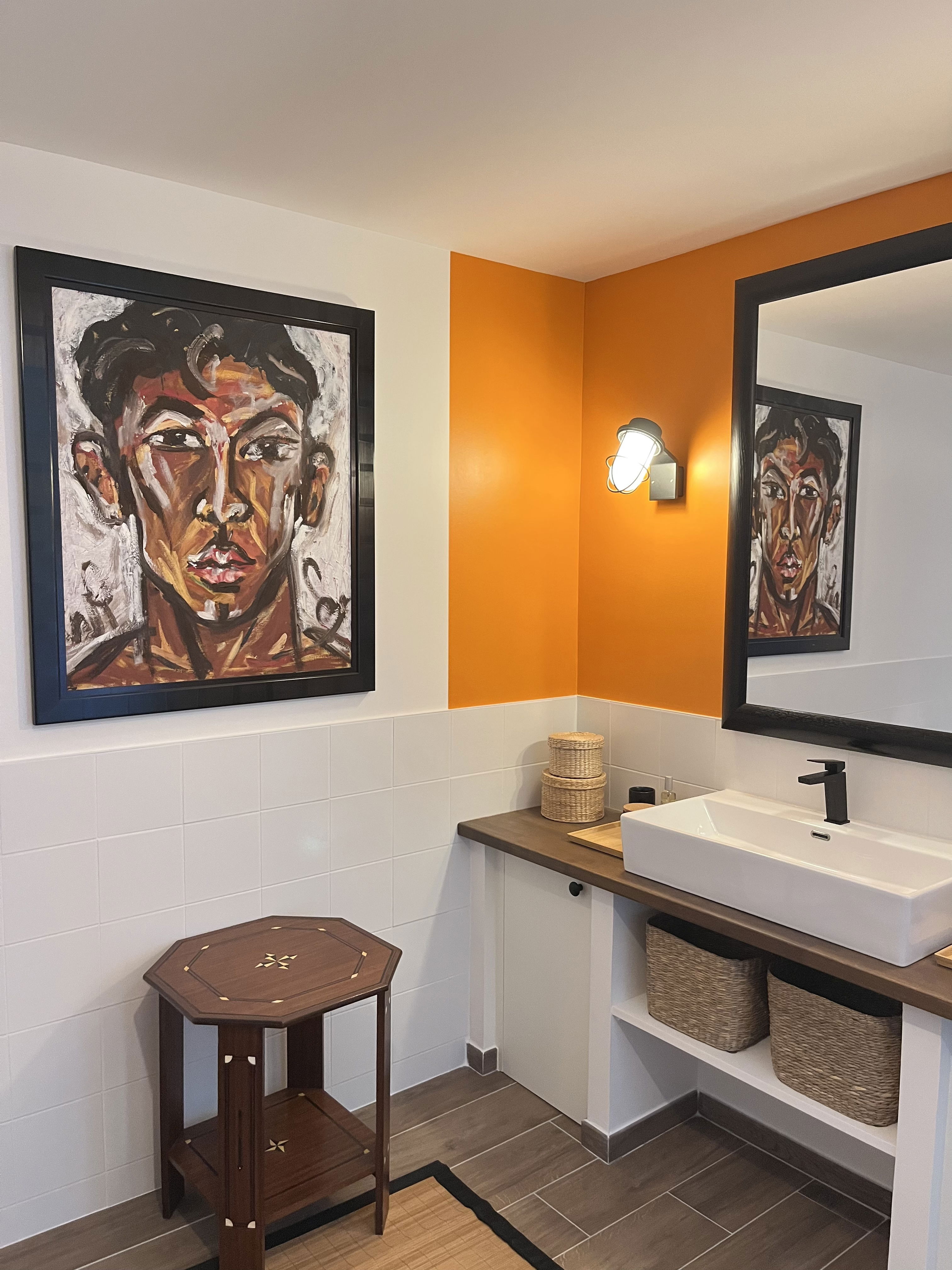 A window opening onto the terrace on the garden and pool side… A contemporary design punctuated with Asian accents.