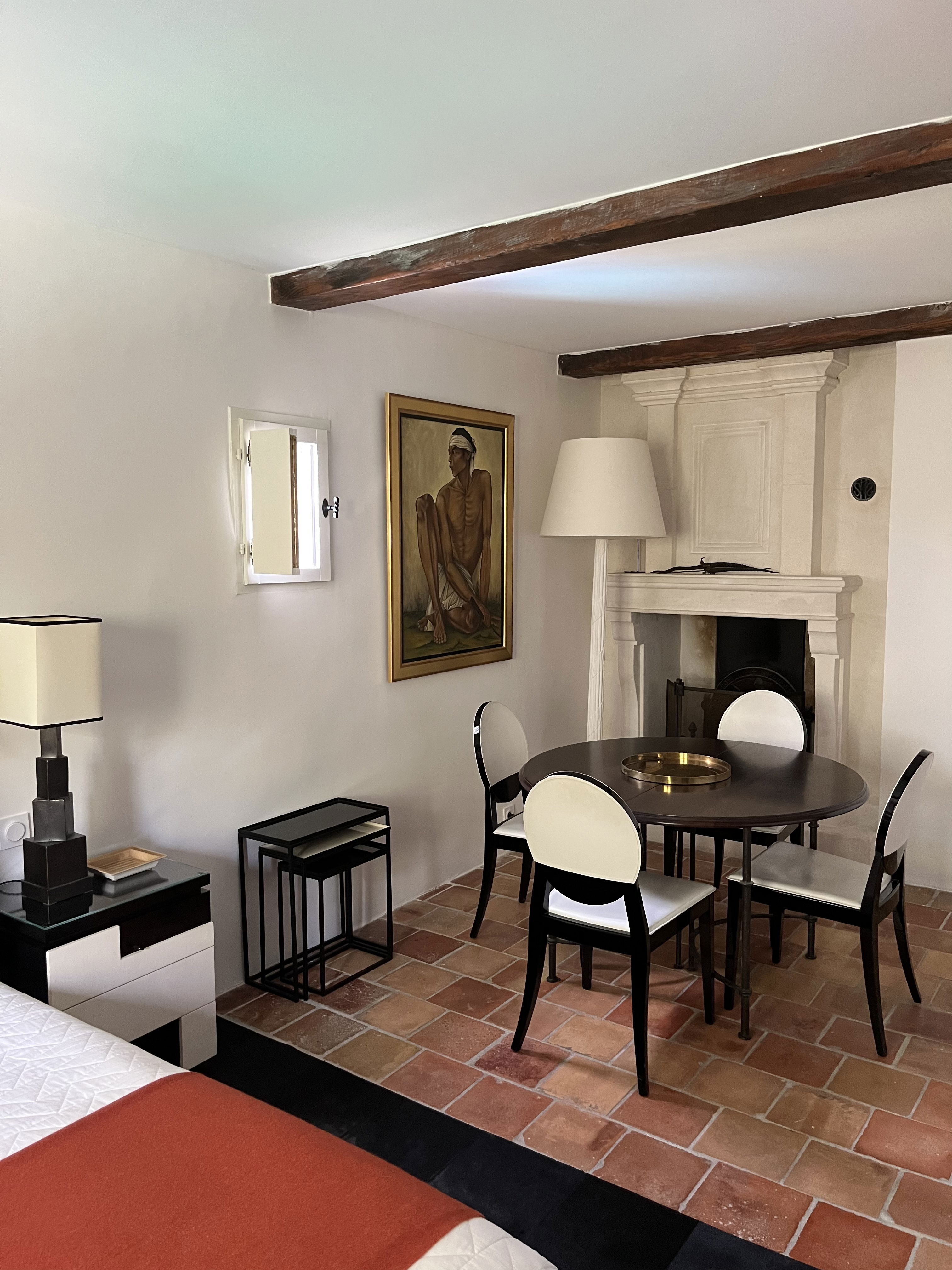 A window opening onto the terrace on the garden and pool side… A contemporary design punctuated with Asian accents.