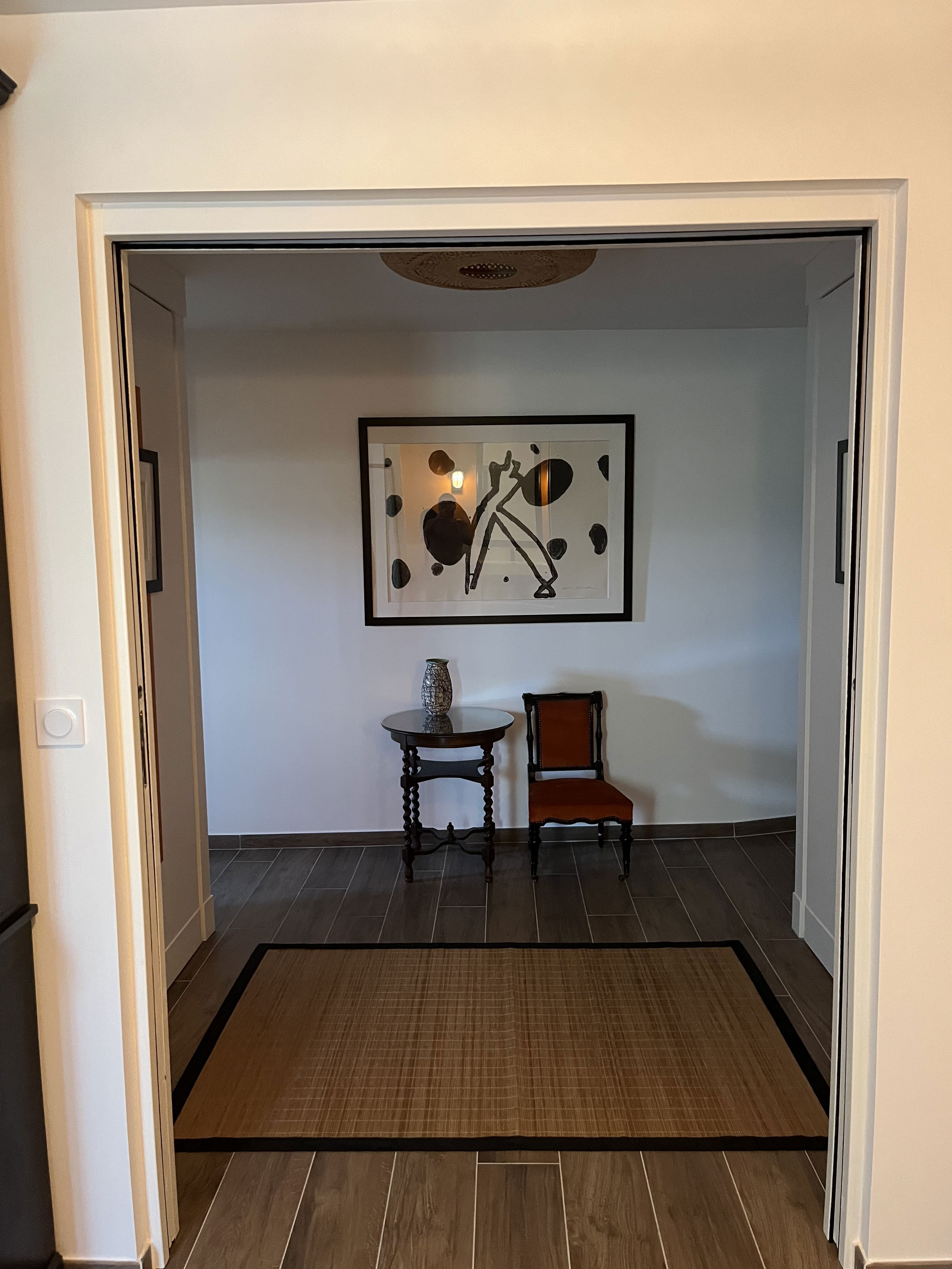 A window opening onto the terrace on the garden and pool side… A contemporary design punctuated with Asian accents.