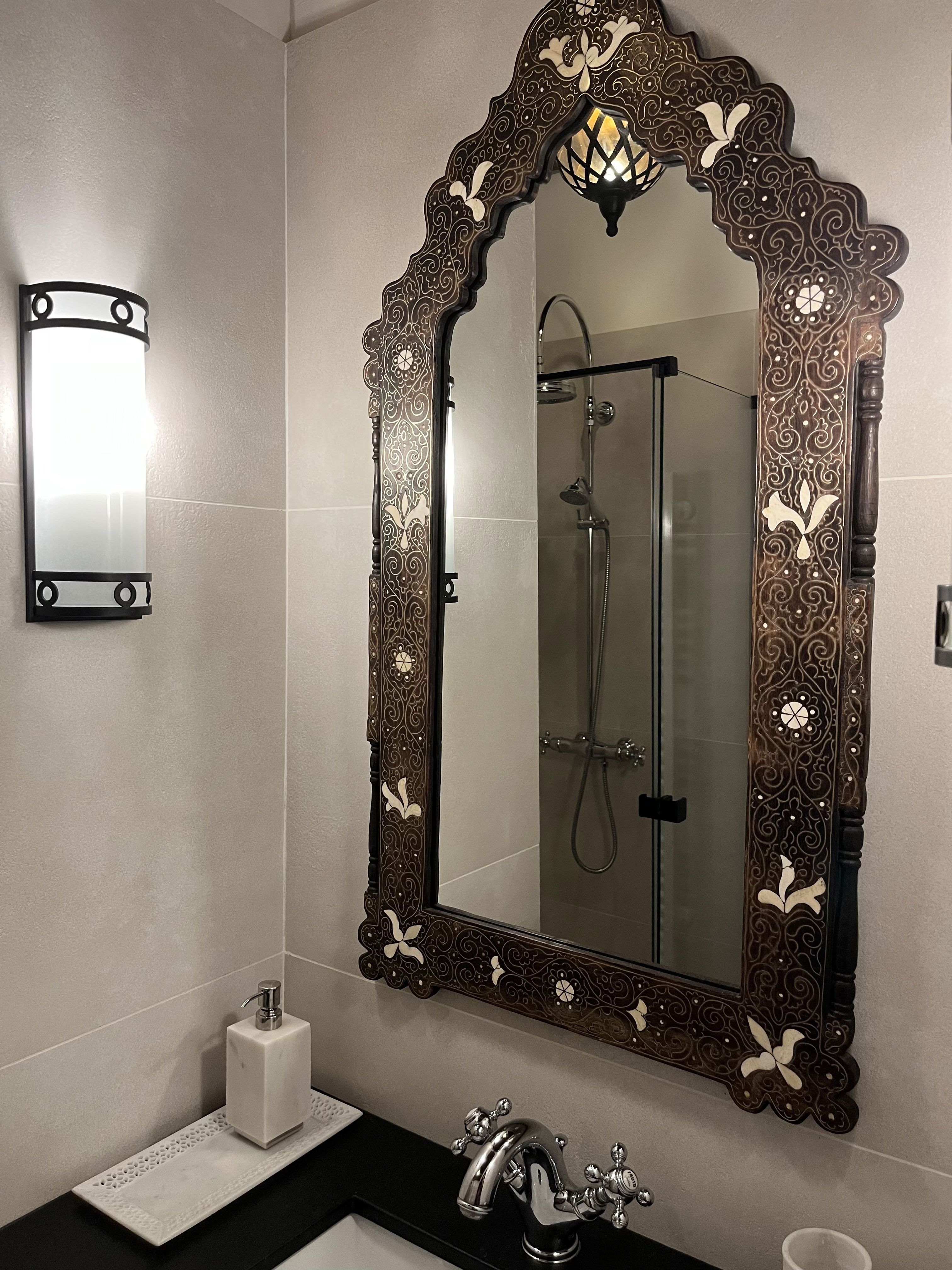 In the shade of the fig tree…. An intimate atmosphere with oriental accents.