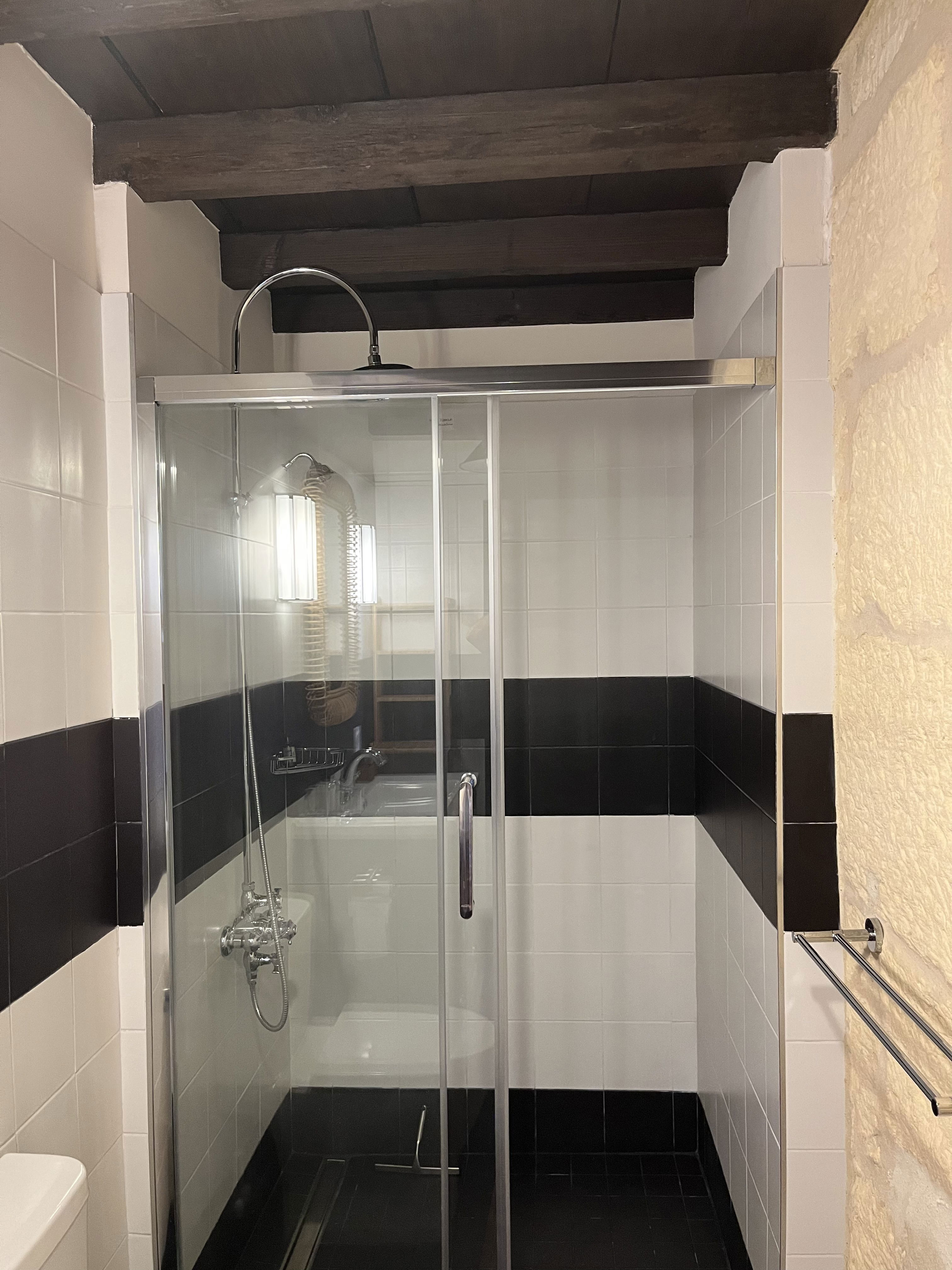 The village, the laurels, the jasmines and the jujube trees as a horizon... A bright decoration with 1940 and contemporary accents....