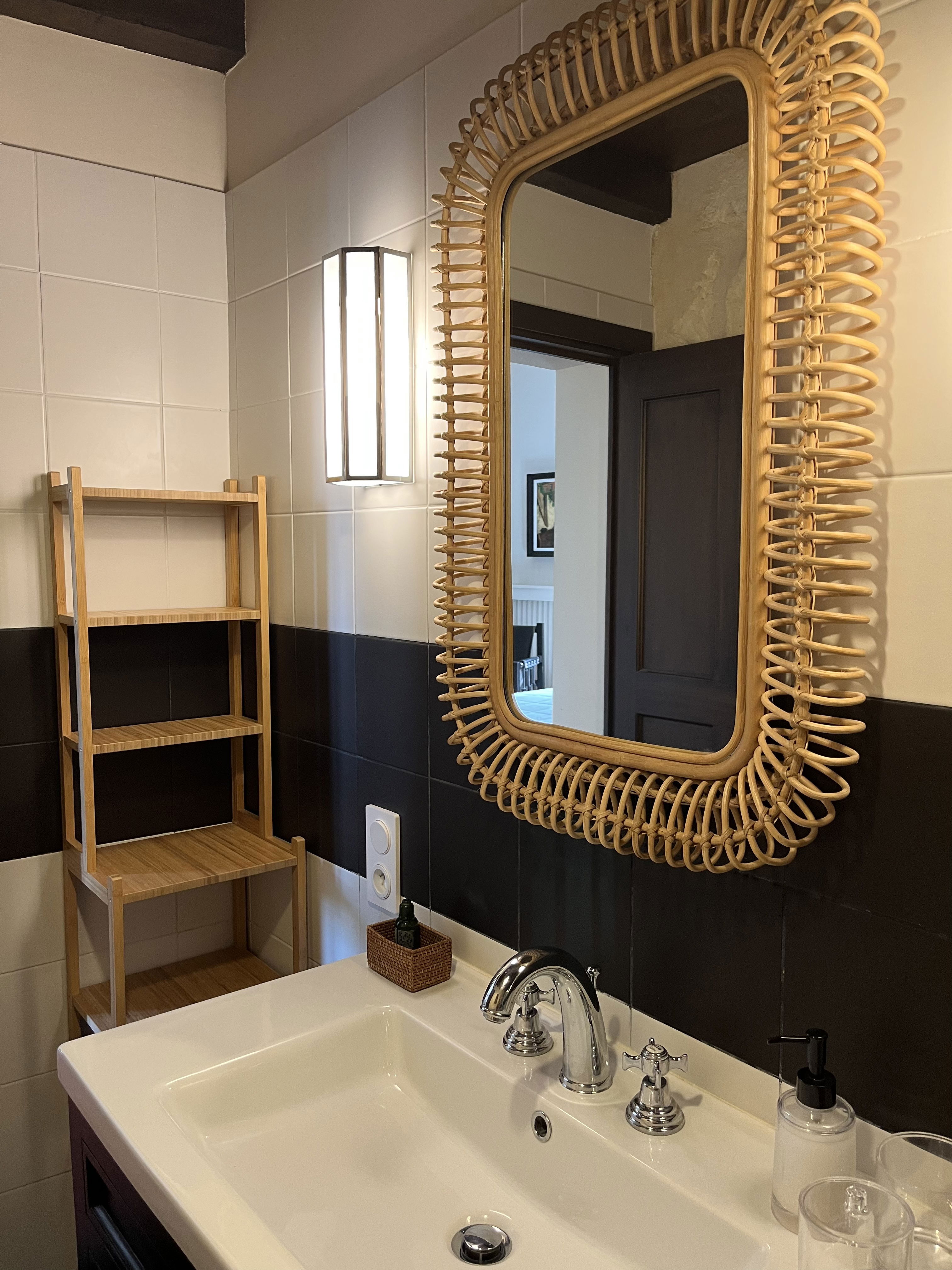 The village, the laurels, the jasmines and the jujube trees as a horizon... A bright decoration with 1940 and contemporary accents....