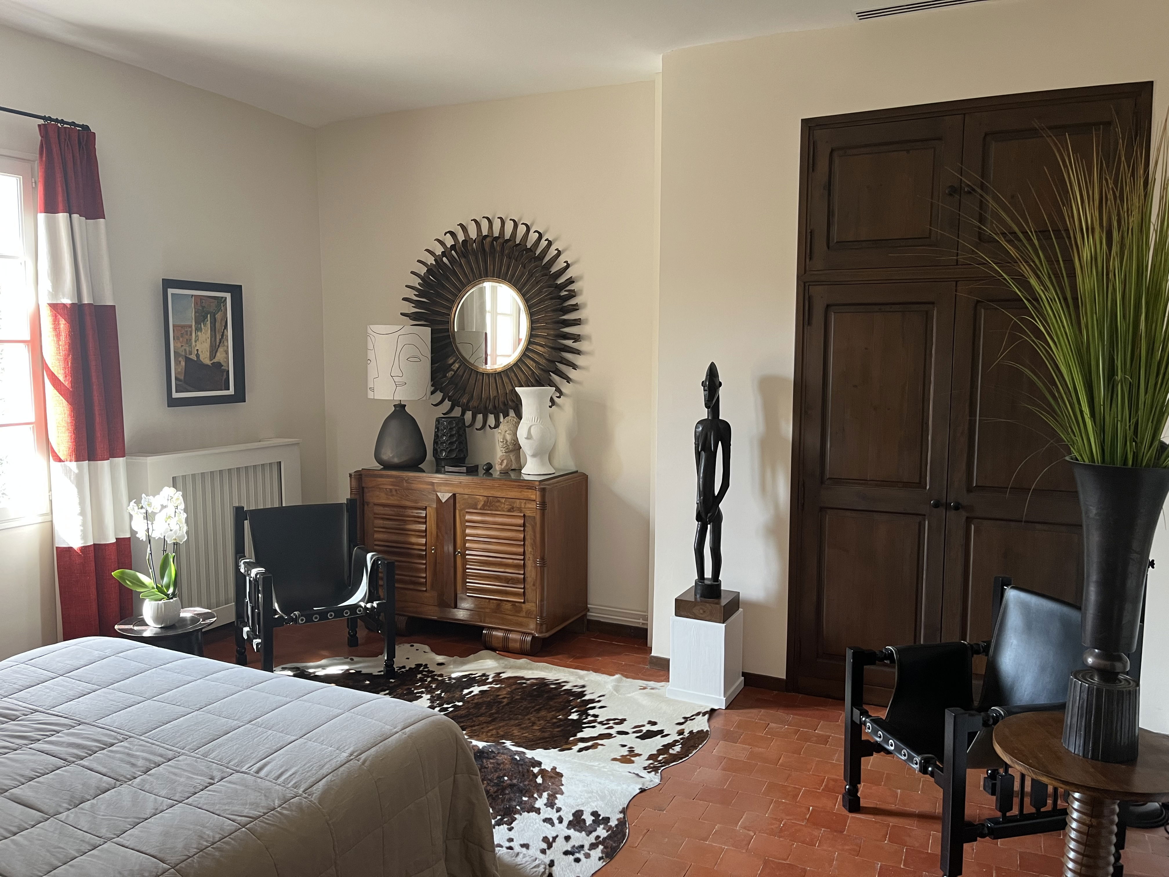 The village, the laurels, the jasmines and the jujube trees as a horizon... A bright decoration with 1940 and contemporary accents....