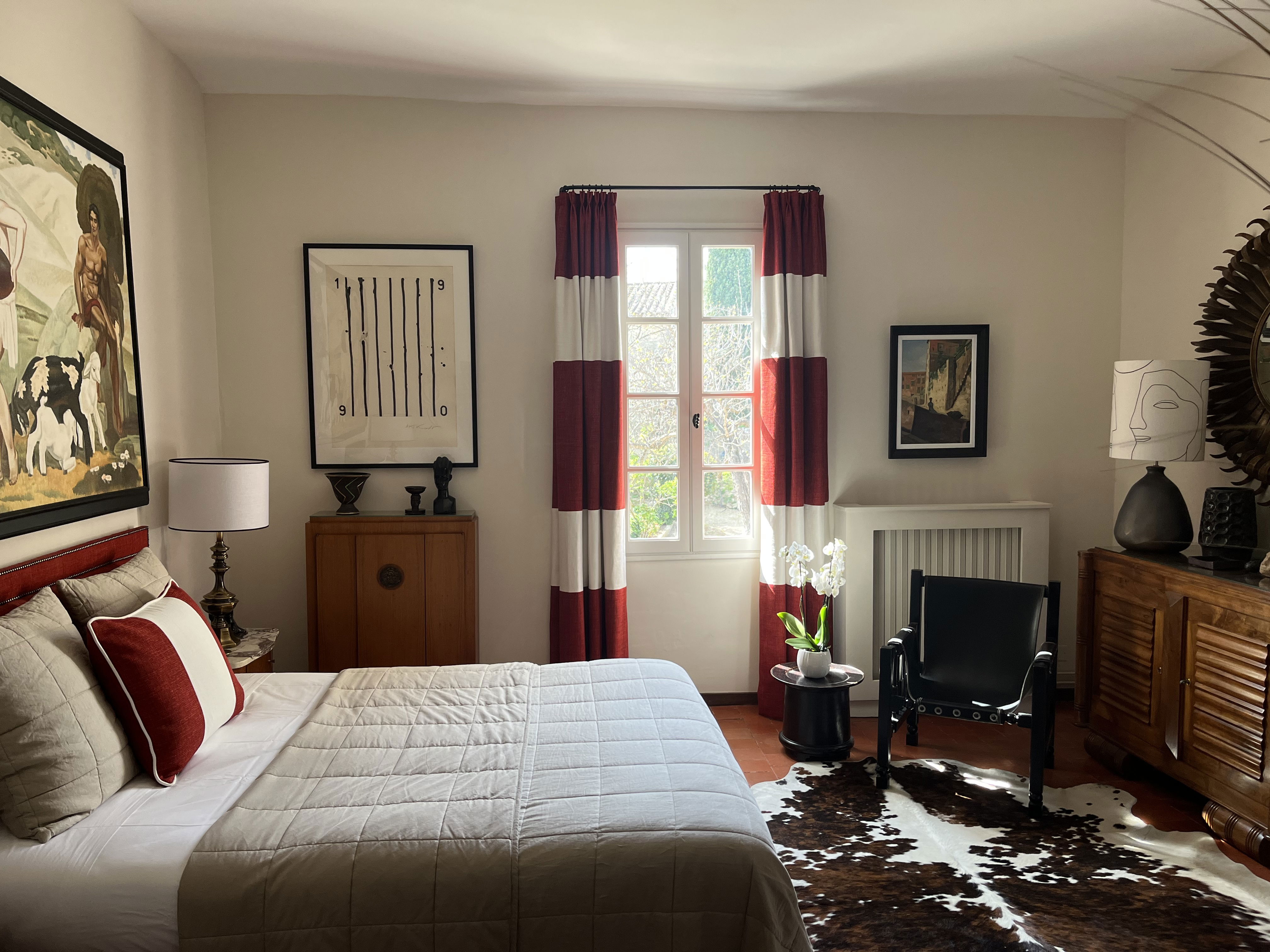 The village, the laurels, the jasmines and the jujube trees as a horizon... A bright decoration with 1940 and contemporary accents....