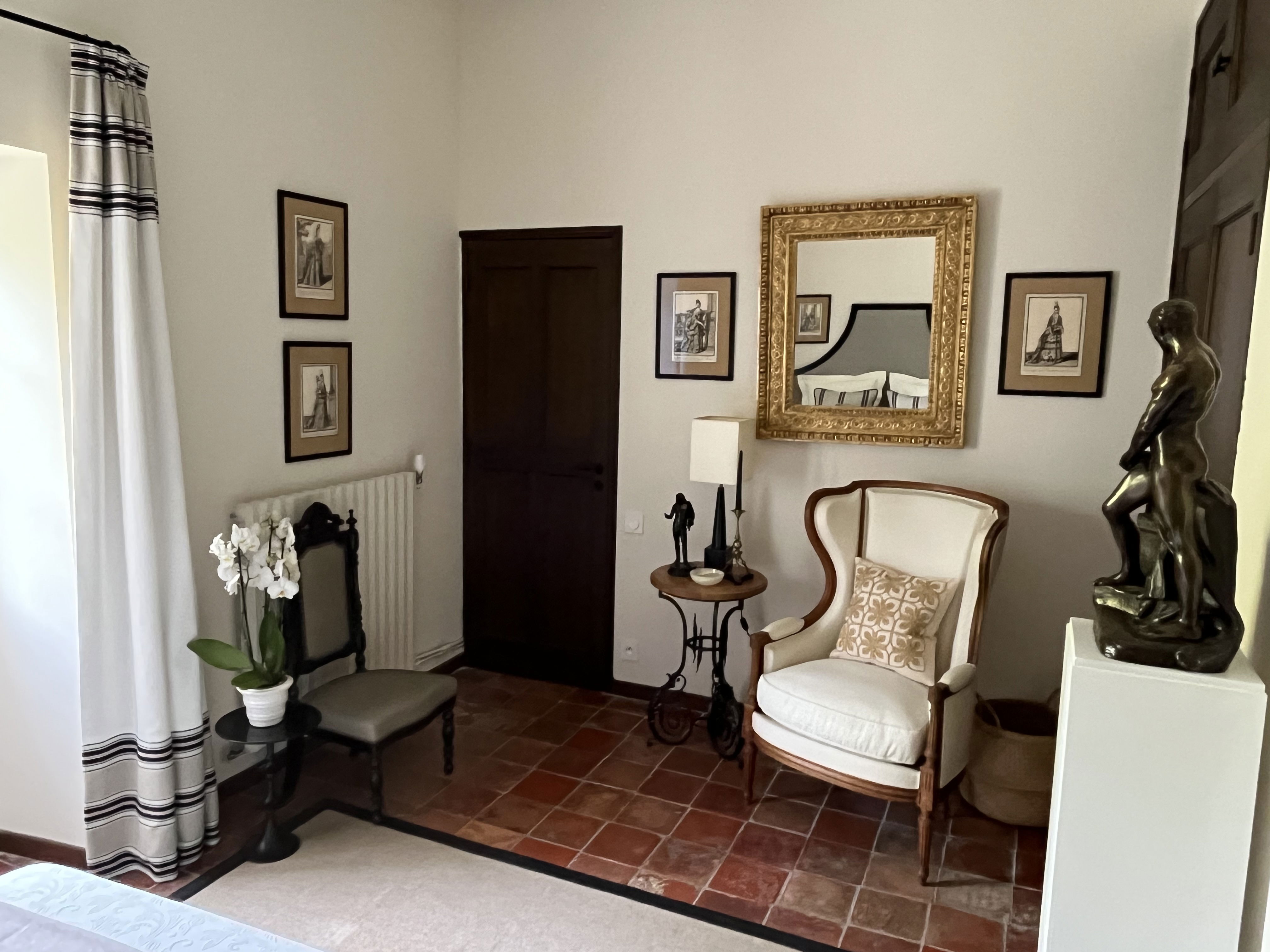 When the foothills of the Alpilles appear on the horizon... A gentle classic Provençal atmosphere.