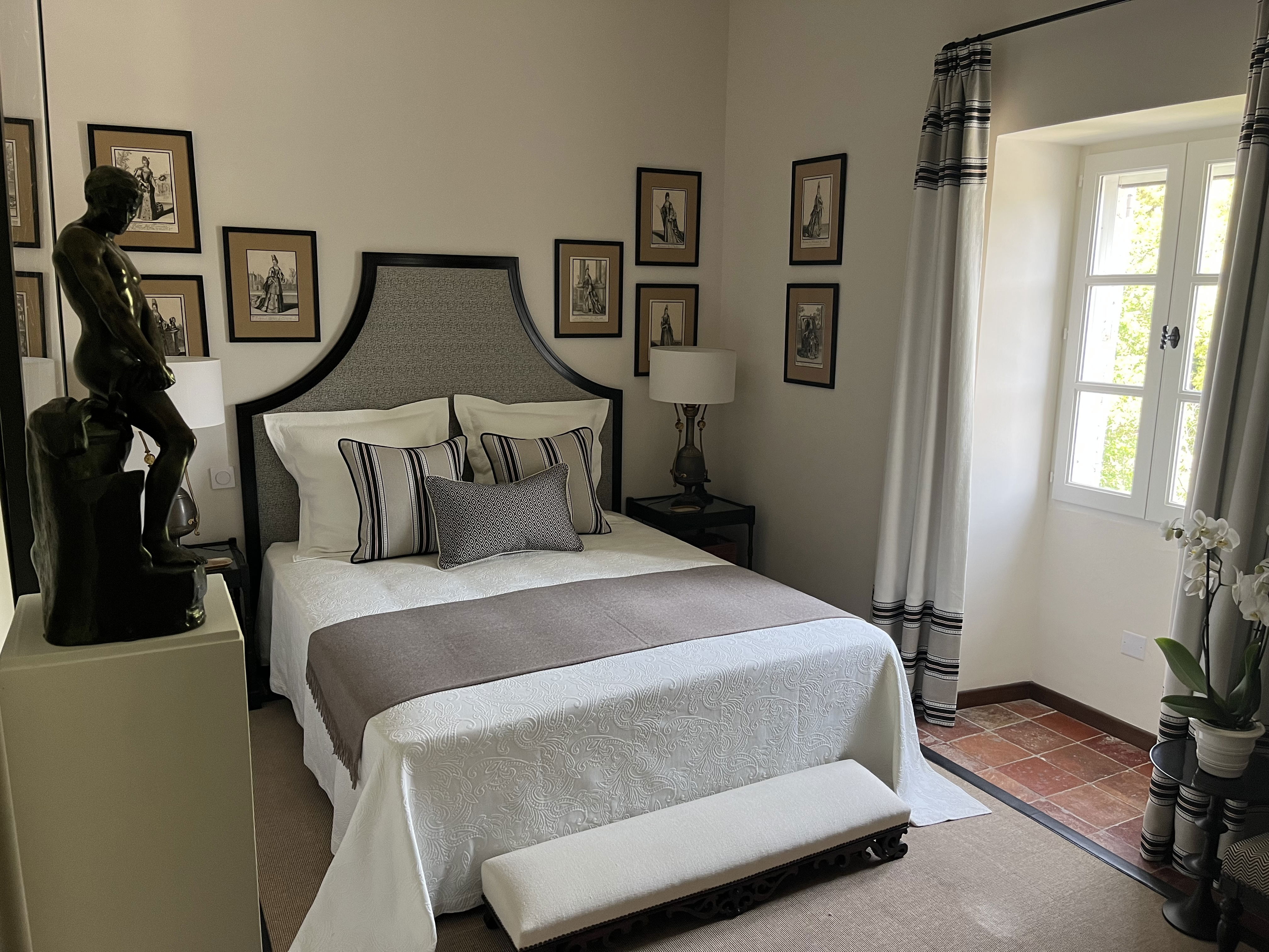 When the foothills of the Alpilles appear on the horizon... A gentle classic Provençal atmosphere.