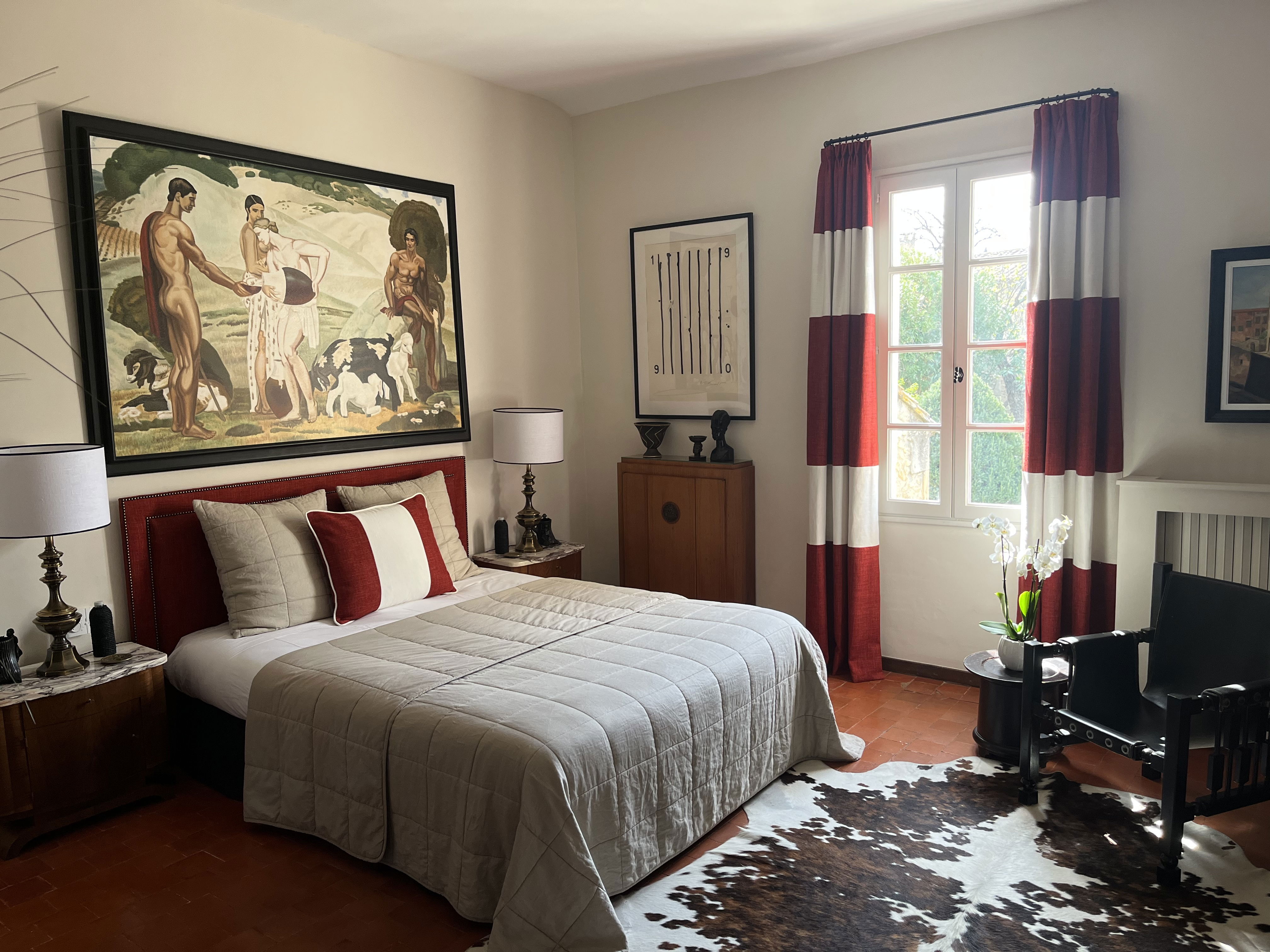 The village, the laurels, the jasmines and the jujube trees as a horizon... A bright decoration with 1940 and contemporary accents....