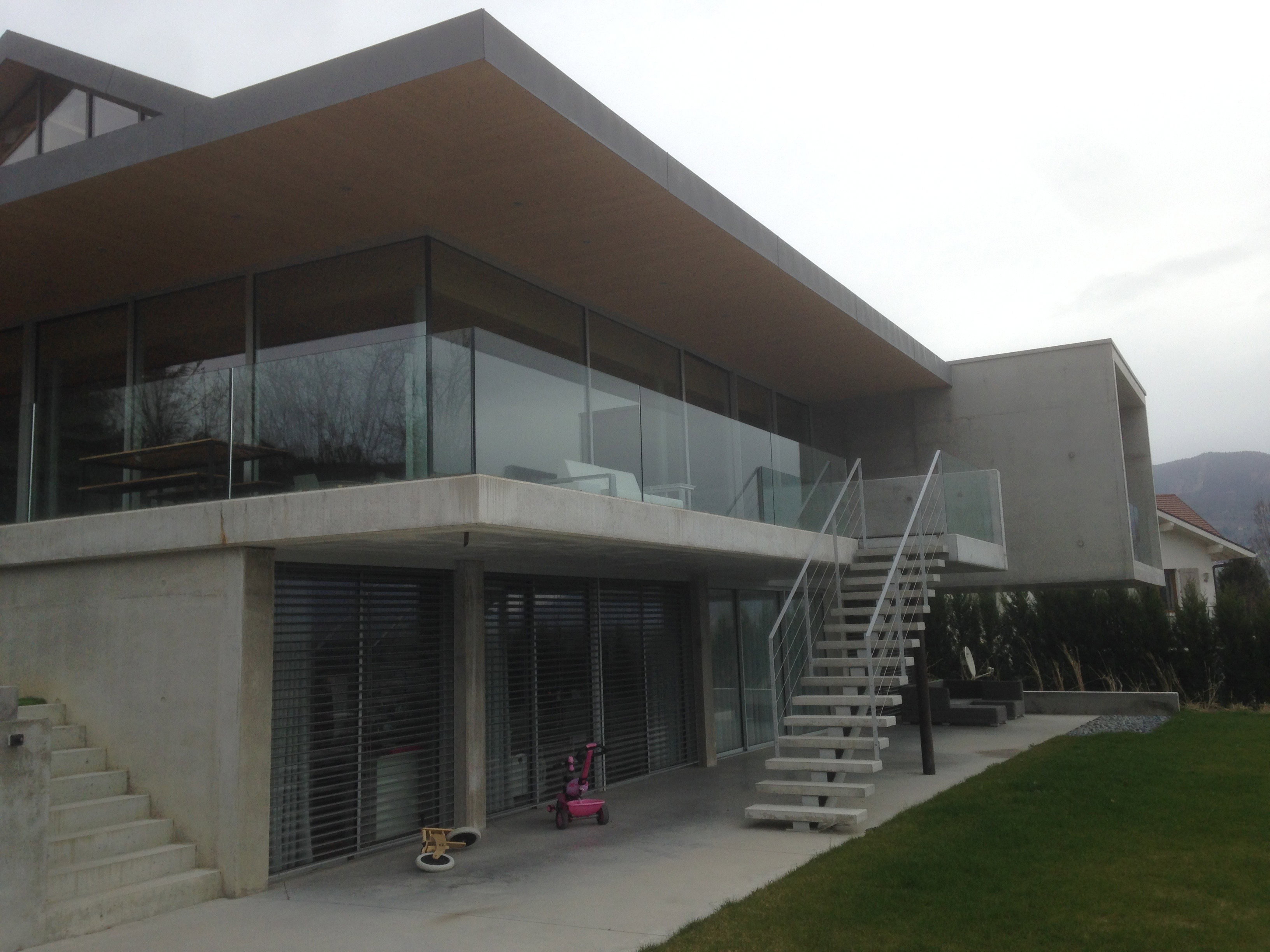 Raw concrete formwork villa