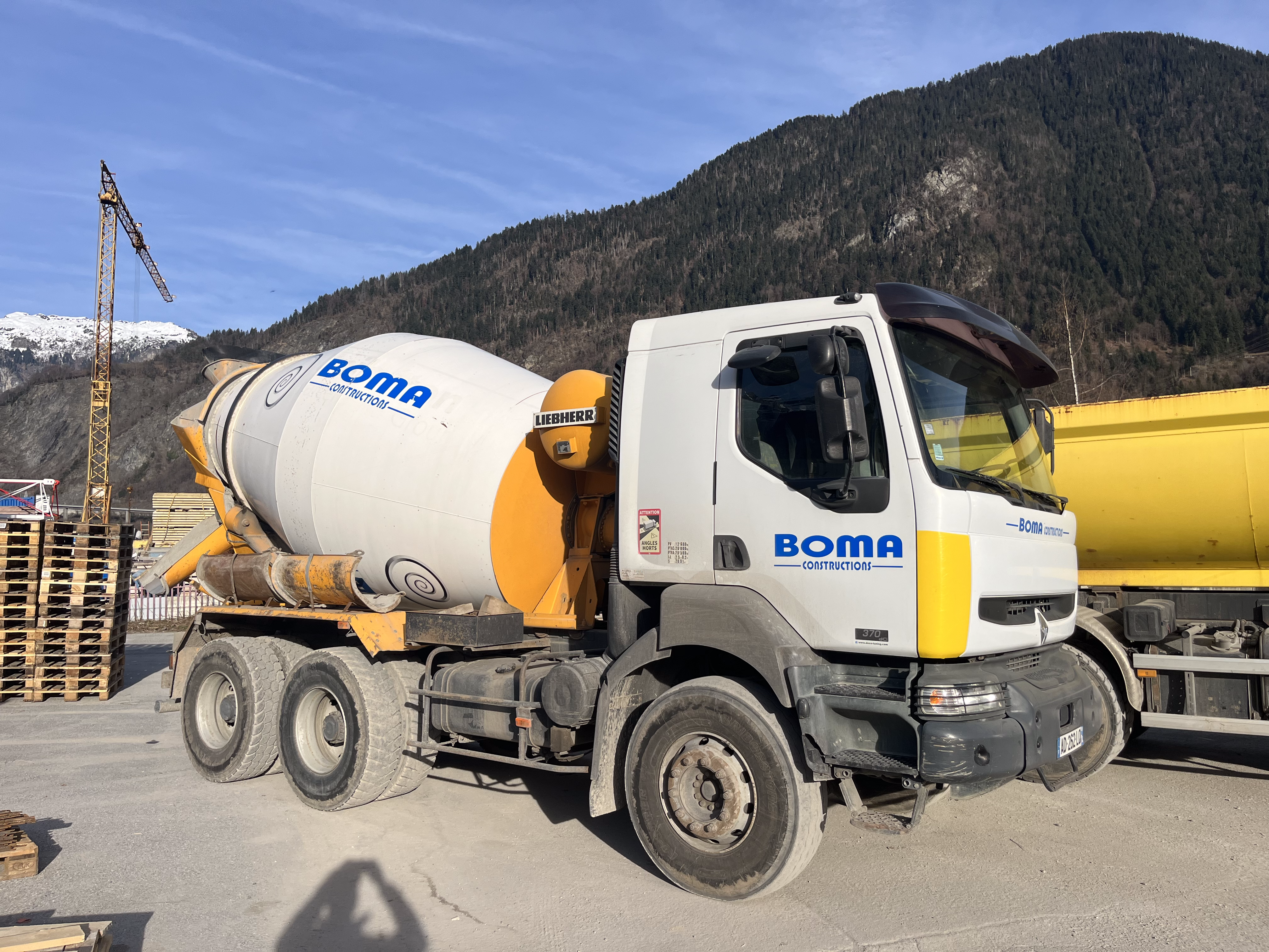 Renault 6 wheel mixer truck