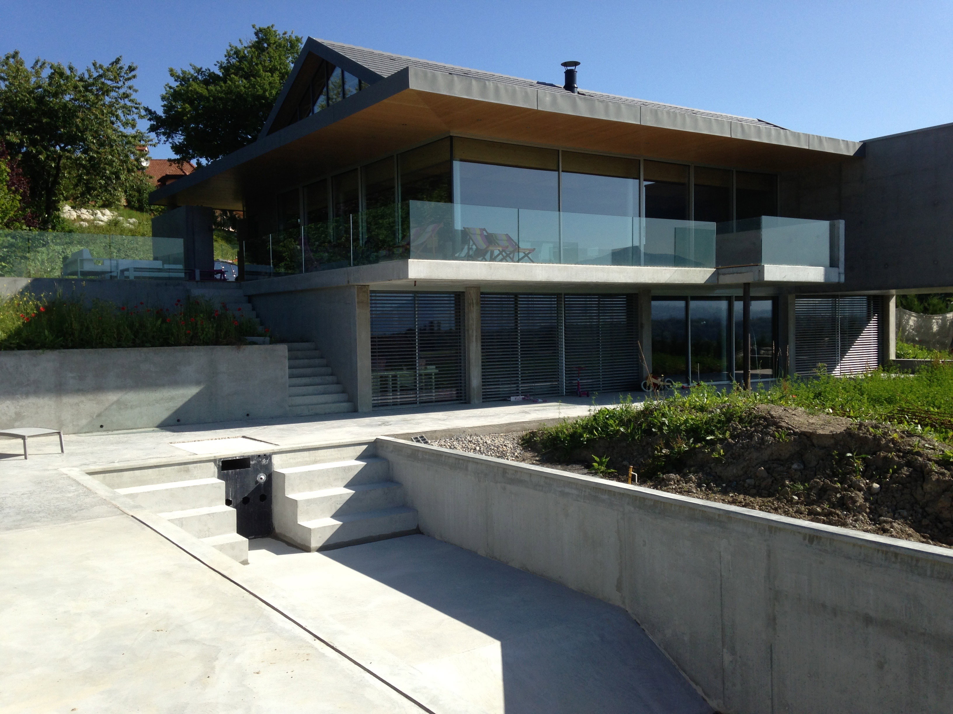 Raw concrete formwork villa