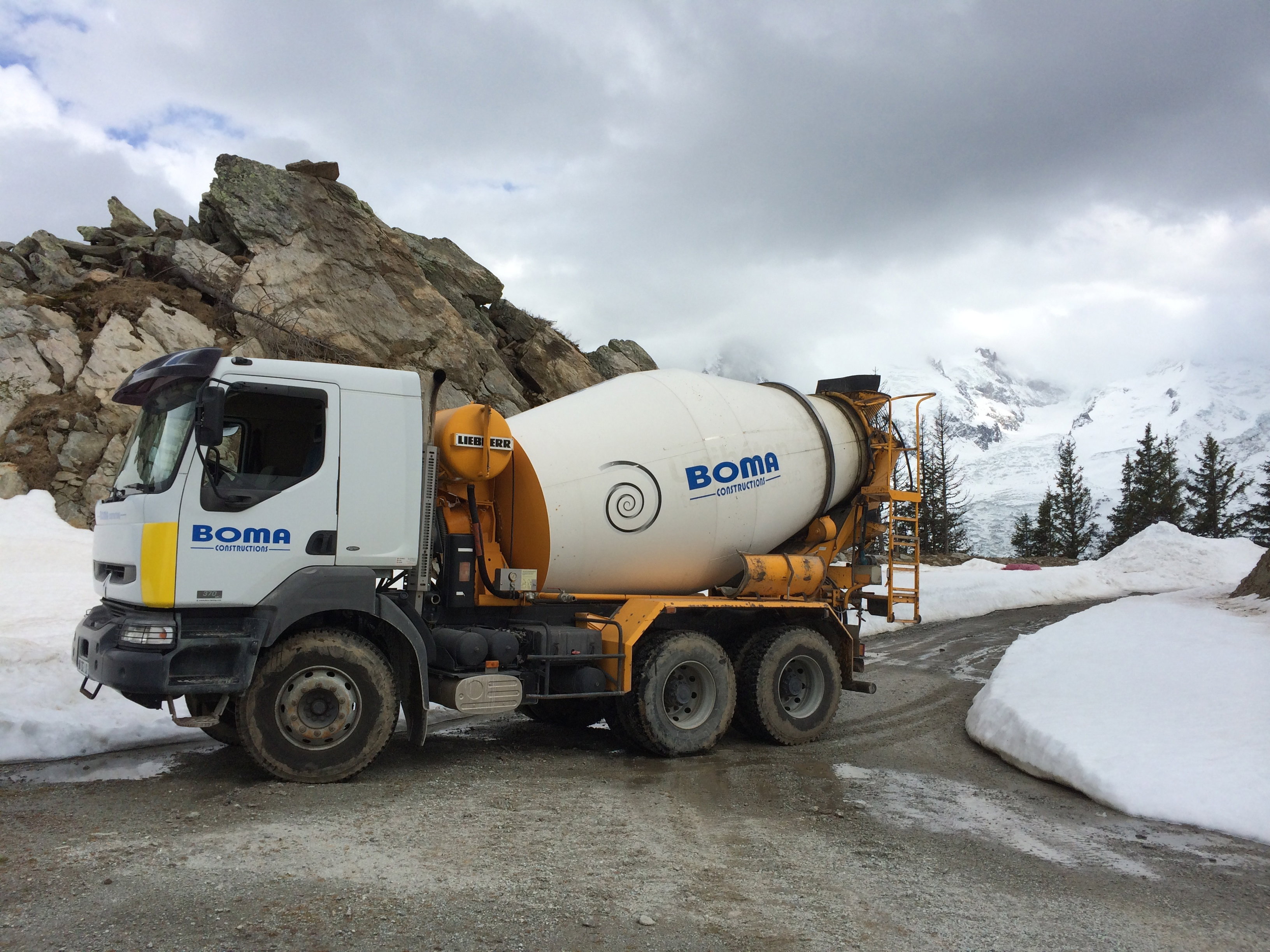 Renault 6 wheel mixer truck