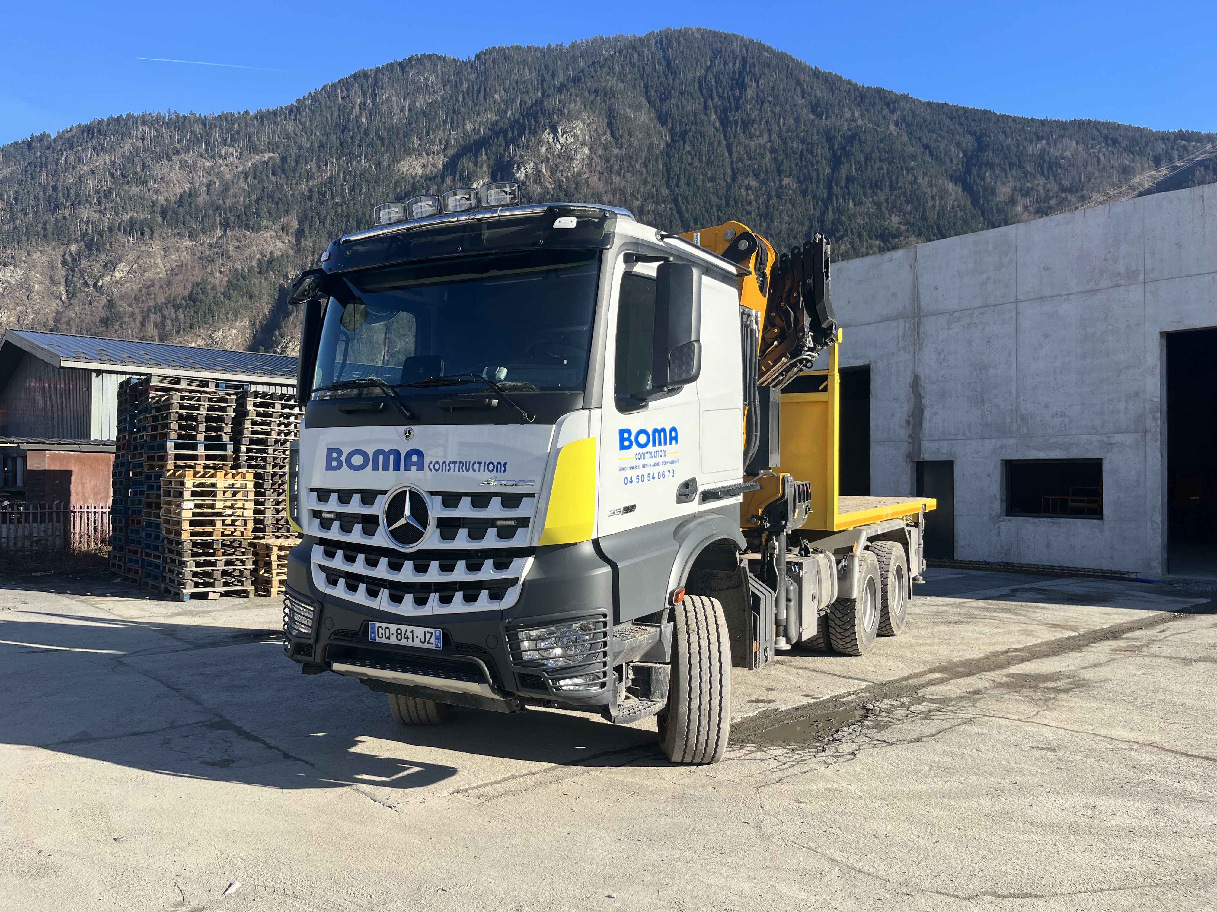 Mercedes 6-wheel truck 2023