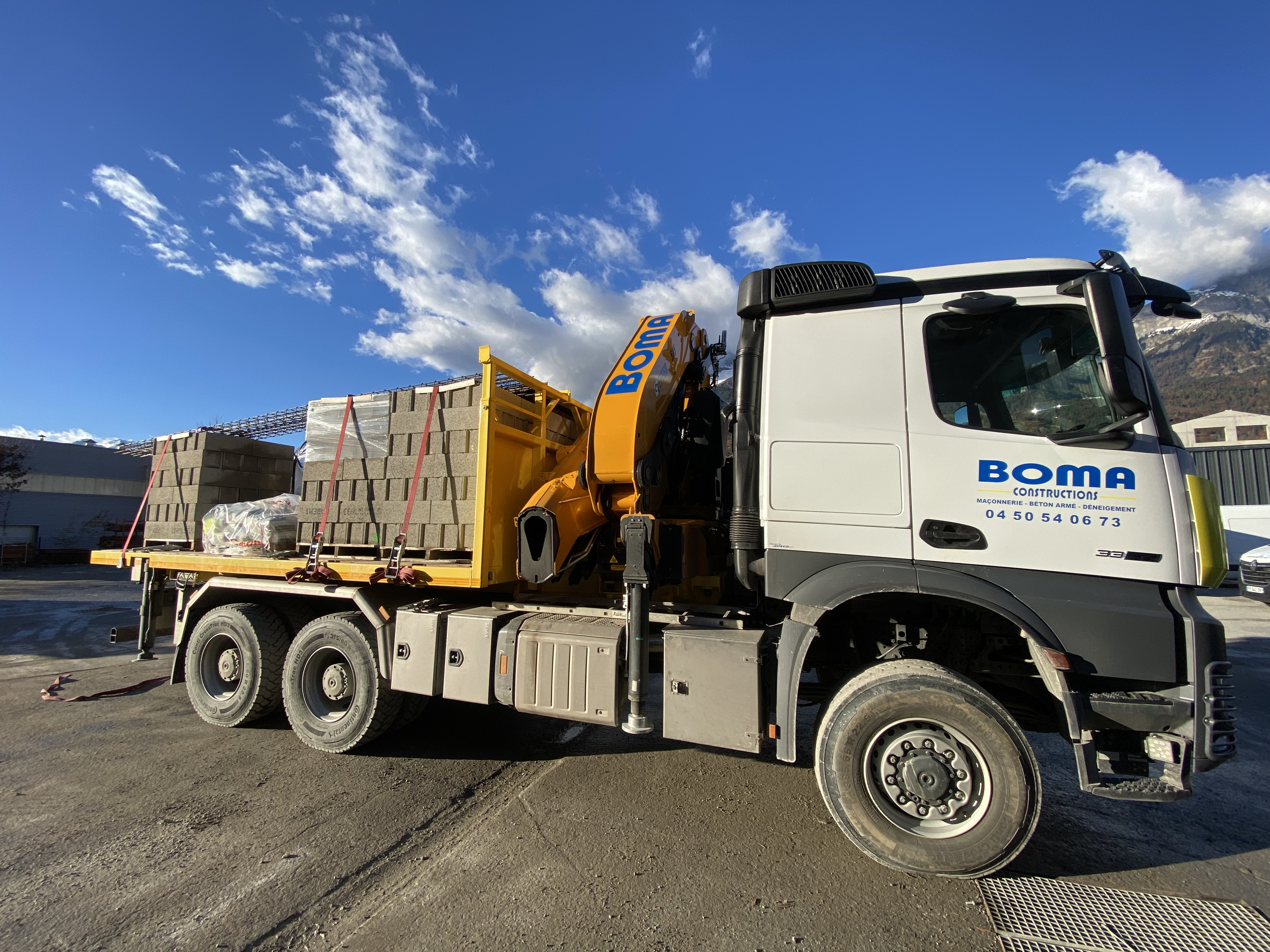 Mercedes 6-wheel truck 2023