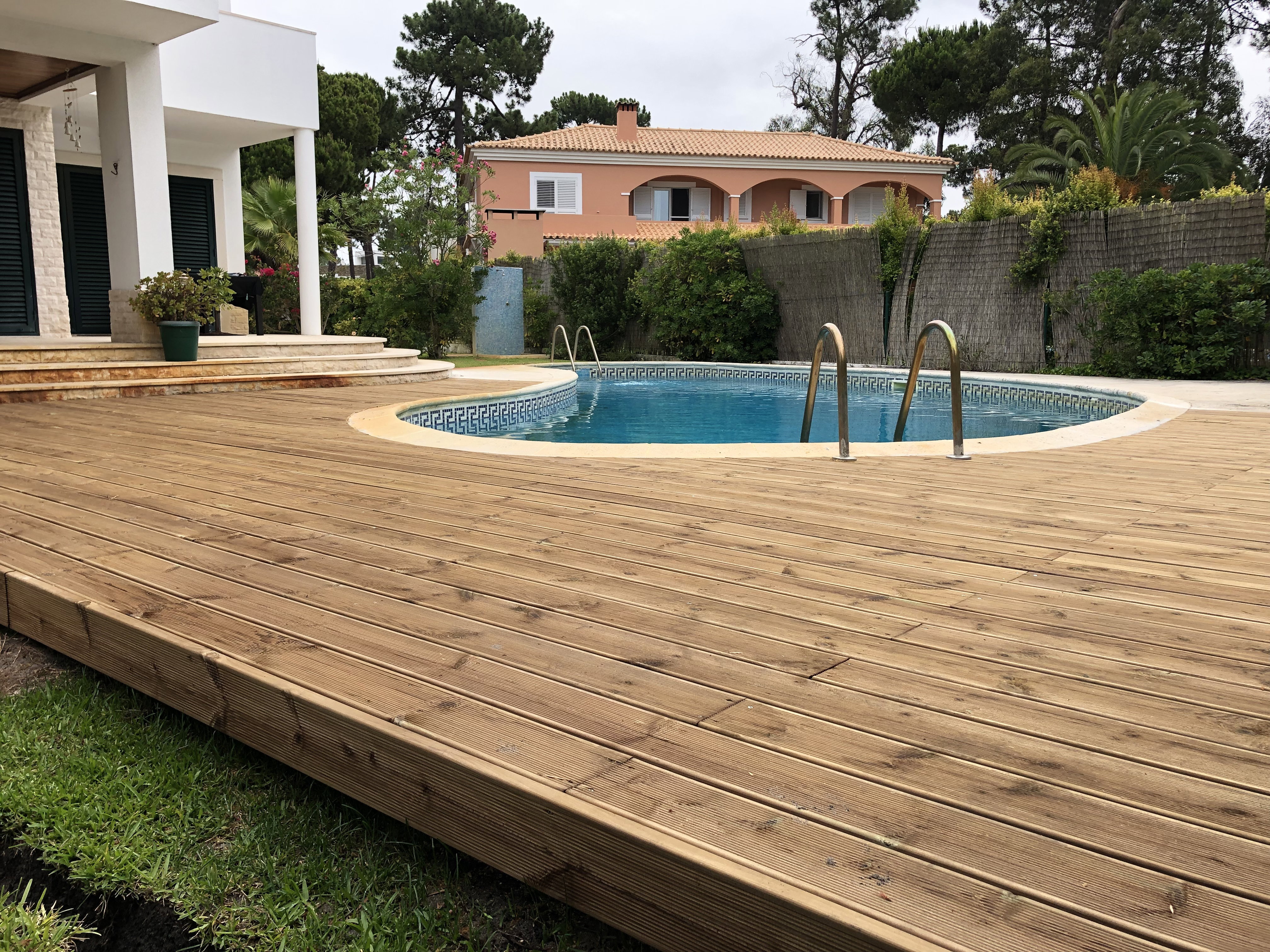 Bau eines neuen Holzdecks und Ausnahme für kleinere Wartungsarbeiten