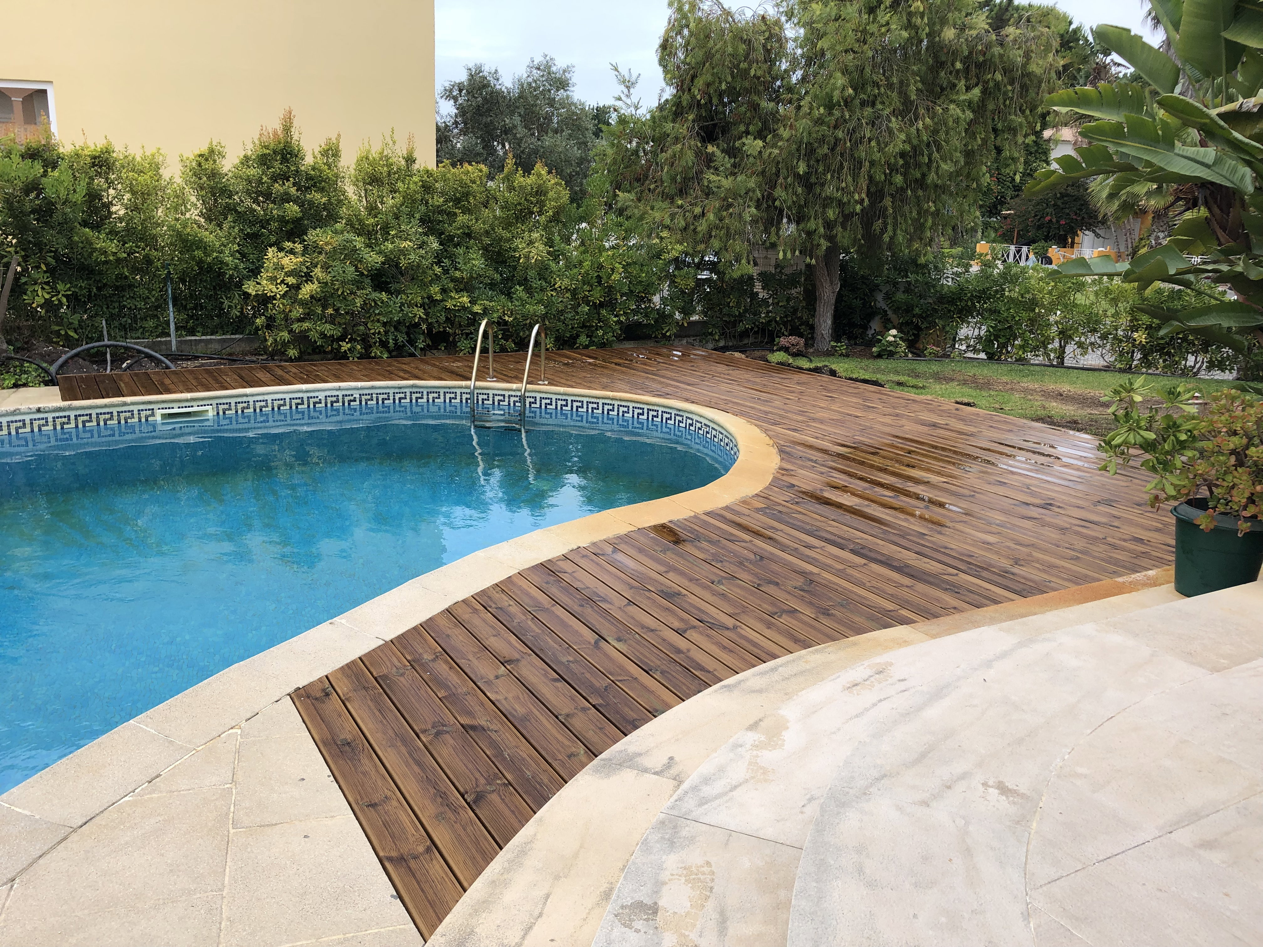 Bau eines neuen Holzdecks und Ausnahme für kleinere Wartungsarbeiten