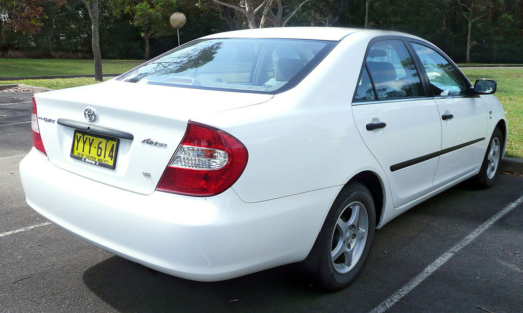 2002-2004_Toyota_Camry_(MCV36R)_Altise_sedan_04 OSX via Wikimedia.