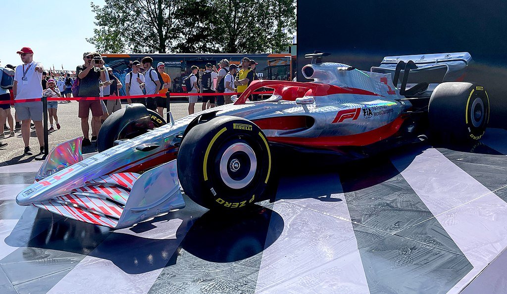 Formula One cars, 2022_Formula_One_car_at_the_2021_British_Grand_Prix Jen Ross via Wikimedia.