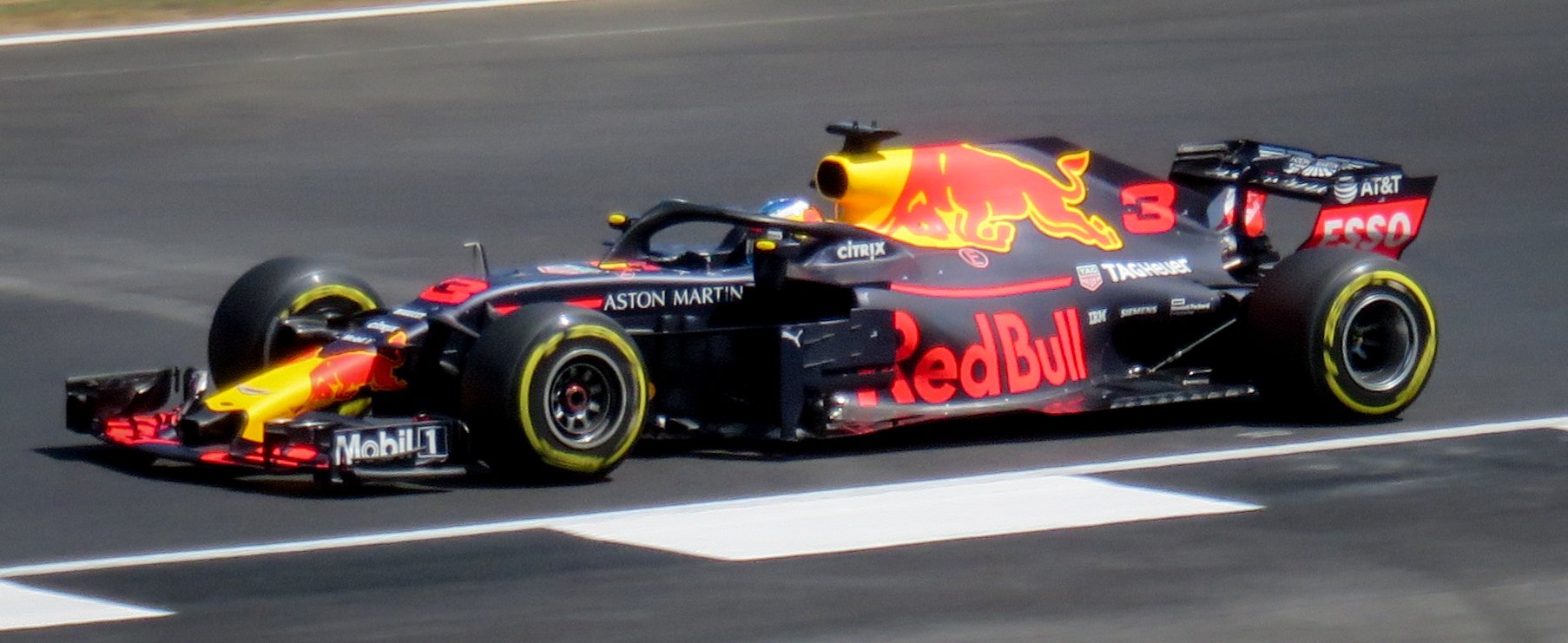 Daniel_Ricciardo,_Red_Bull_Racing_F1_Team Jen Ross via Wikimedia.