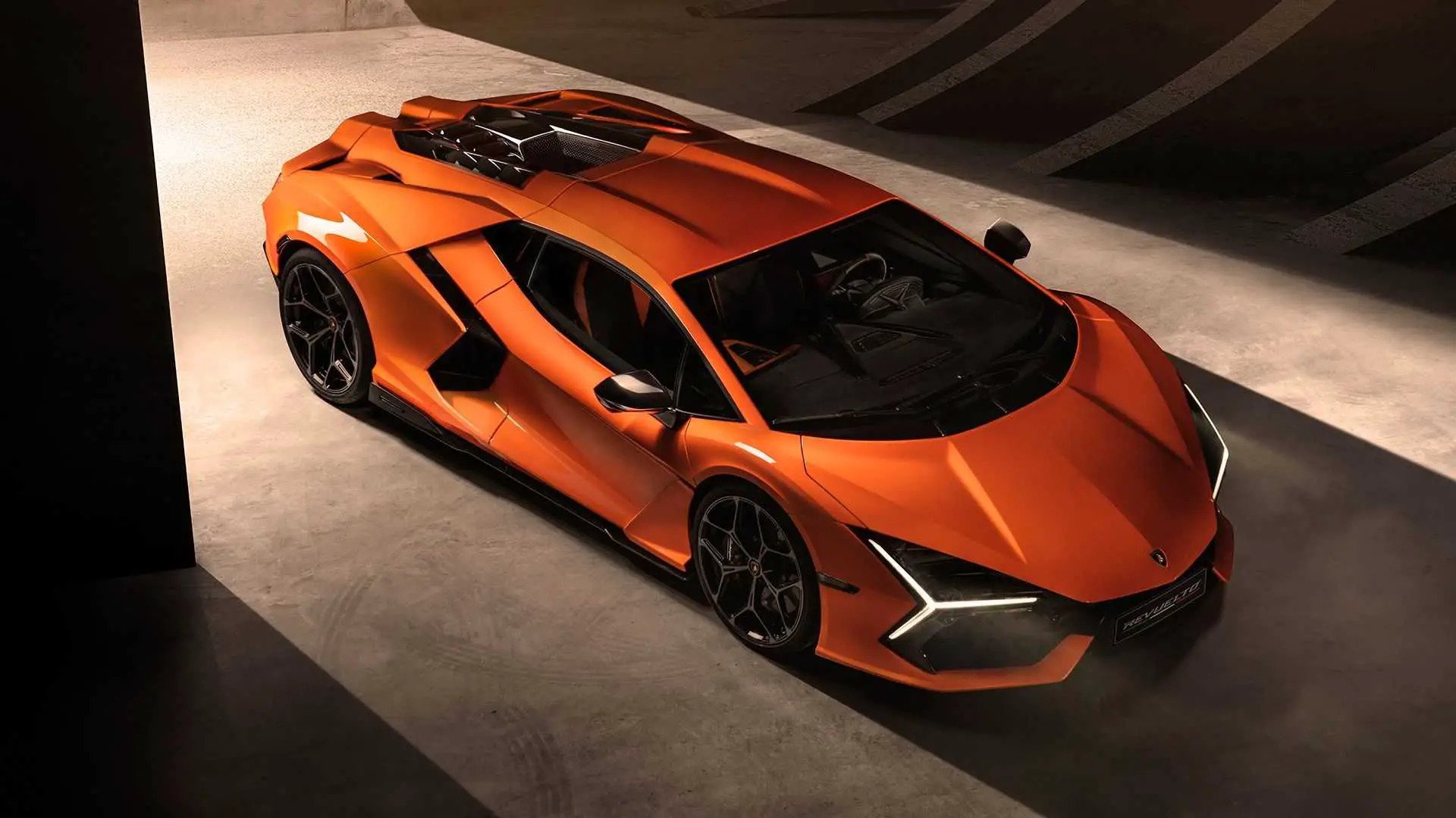 The world's most potent V12 engines - Lamborghini Revuelto 2023.