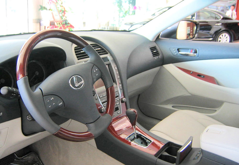 2008 Lexus ES 350 interior via Wikimedia.