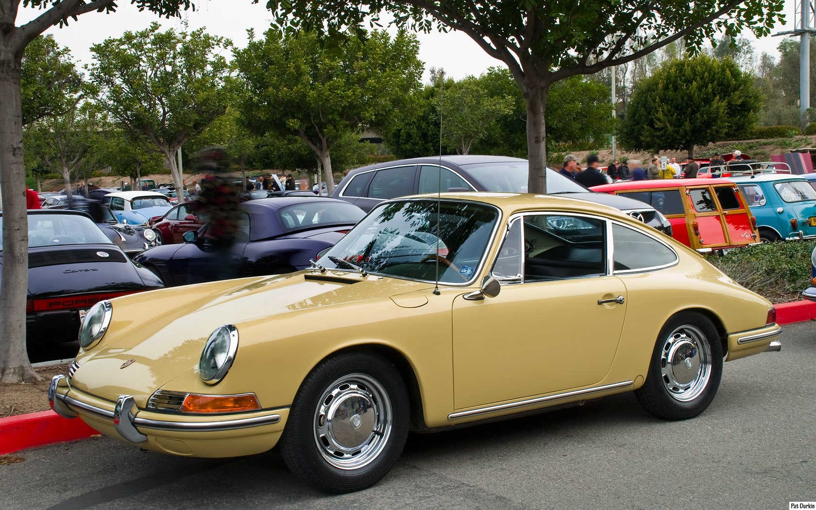 1964_Porsche_911_-_yellow_ Pat Durkin via Wikimedia.