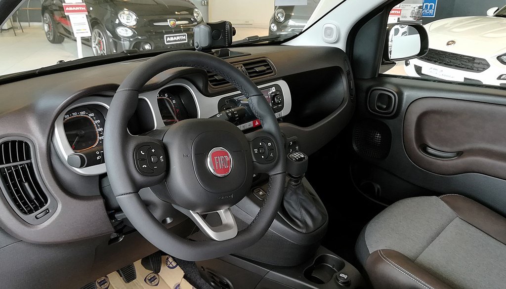 2018 Fiat Panda Cross interior dashboard - Bcbertrand via Wikimedia.