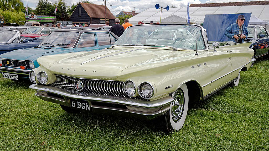 1960_Buick_Invicta_convertible_at_Abridge_Village_Weekend_2022_Essex.