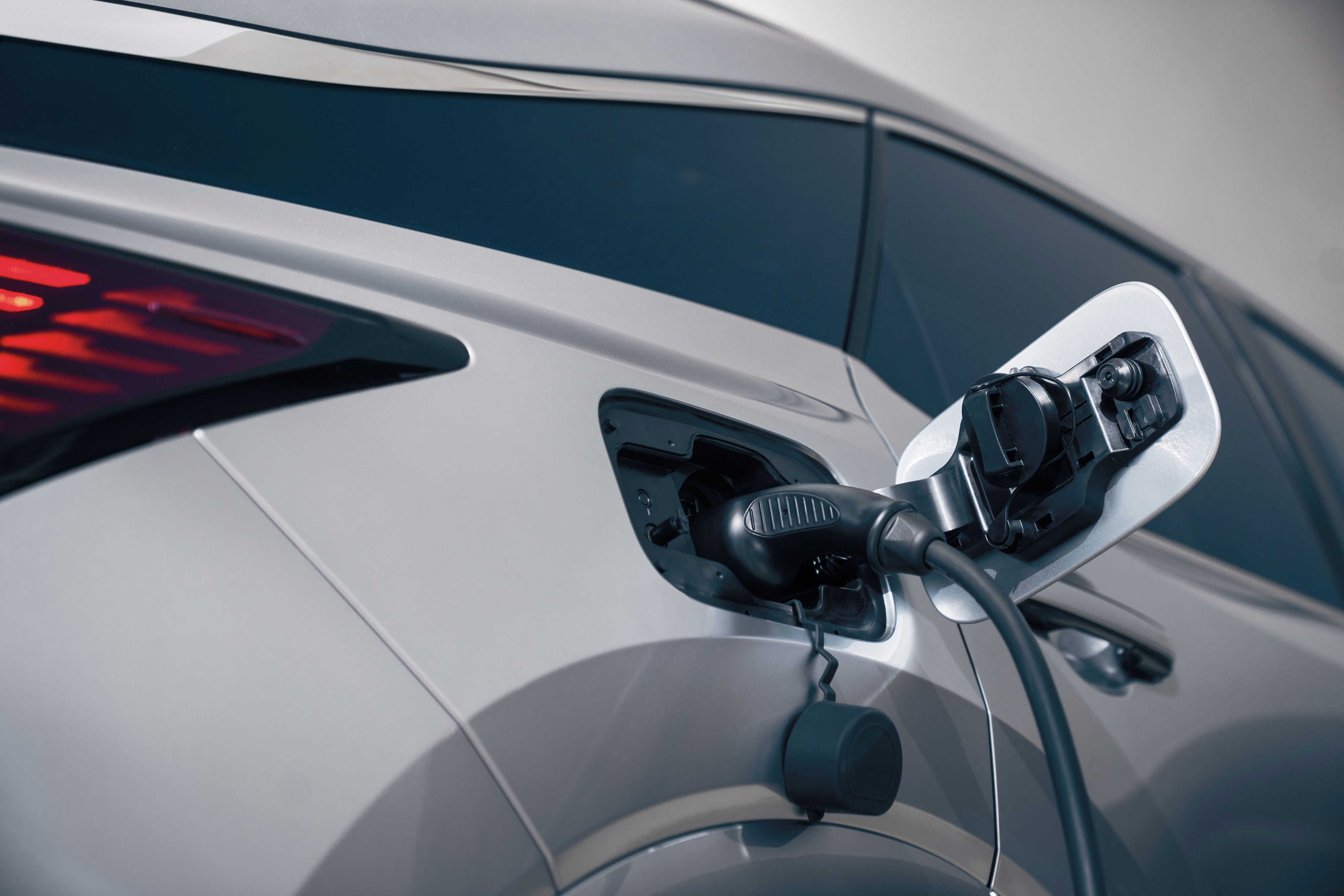 2024 Lexus RX 450h+ Luxury fuel economy.
