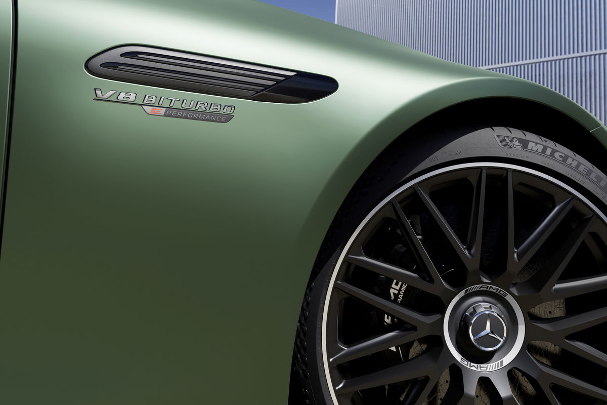 Mercedes-AMG 63 S E PERFORMANCE high-performance brakes.